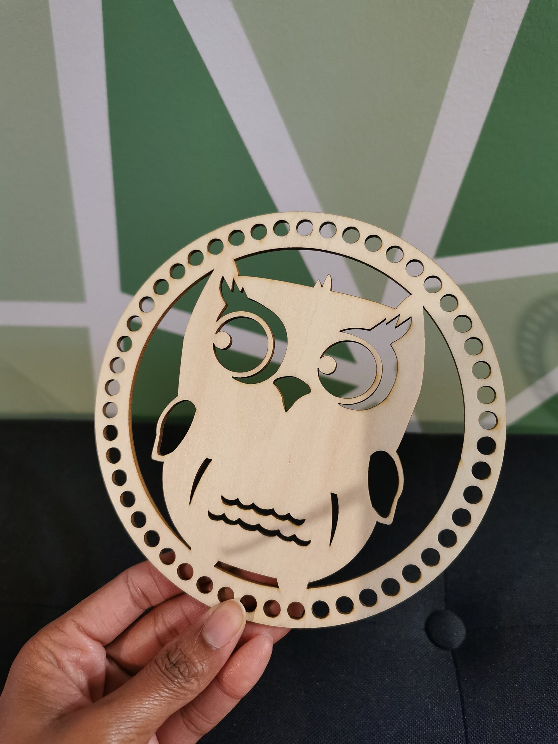 Base ronde 15 cm en bois sculpté hibou et pré-percer pour creation crochet