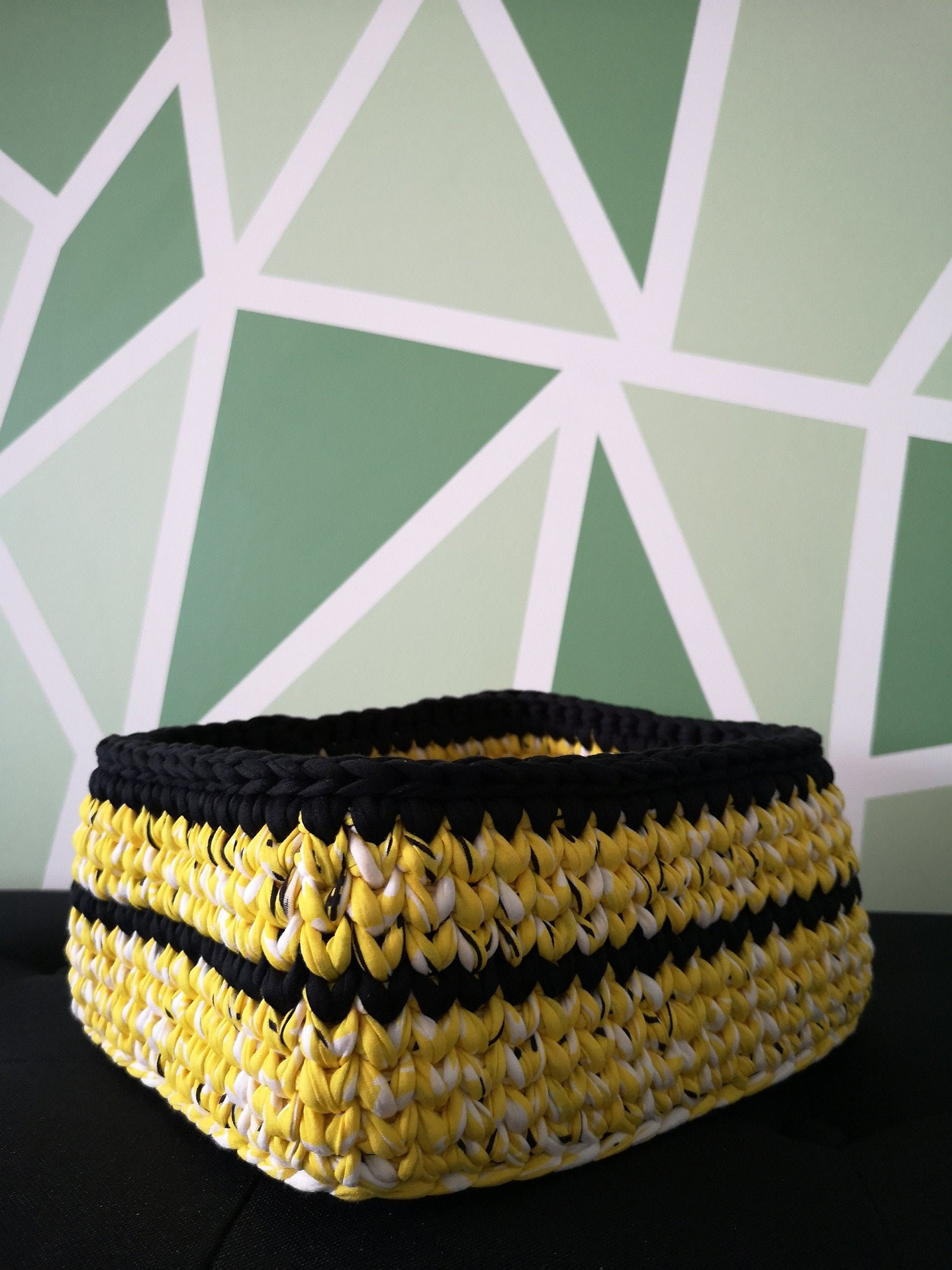 Panier de rangement au crochet jaune et noir