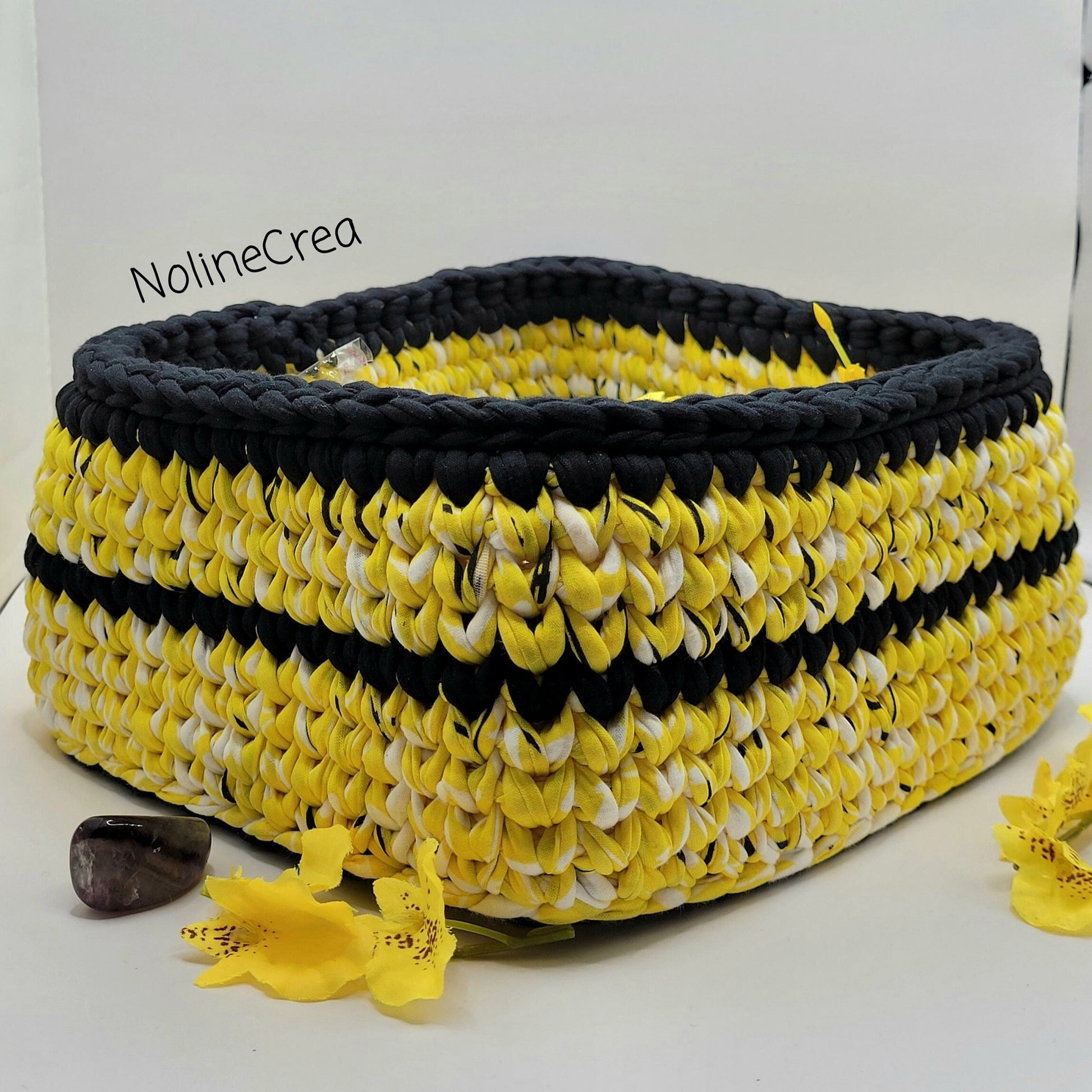 Panier de rangement au crochet jaune et noir