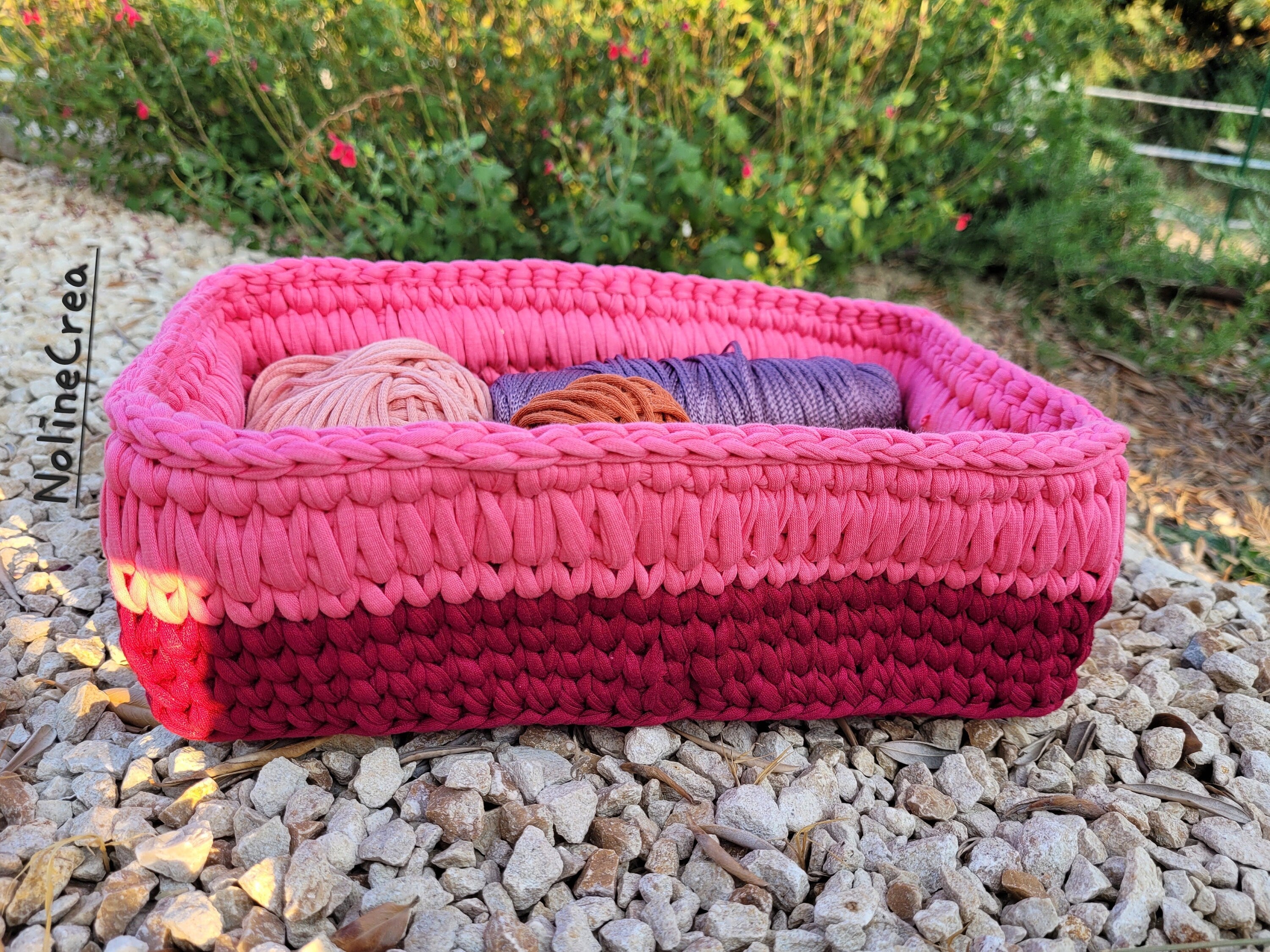 Panier de rangement fait au crochet, couleur rouge et rose, fond rectangle en bois