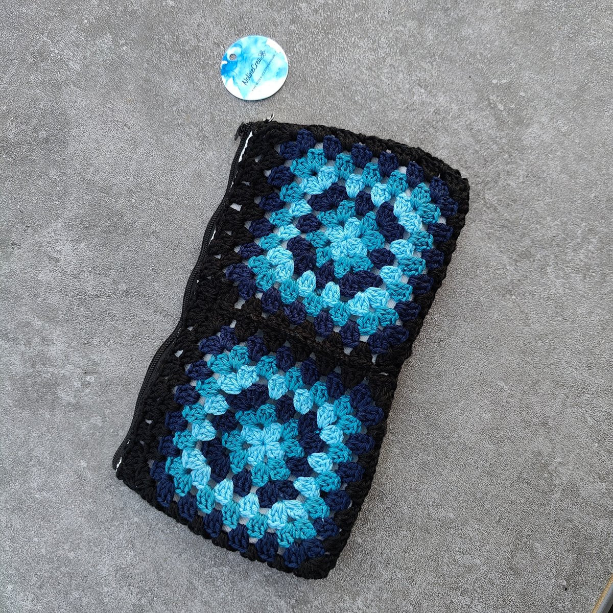 Pochette au crochet granny square. Tons bleus et noir