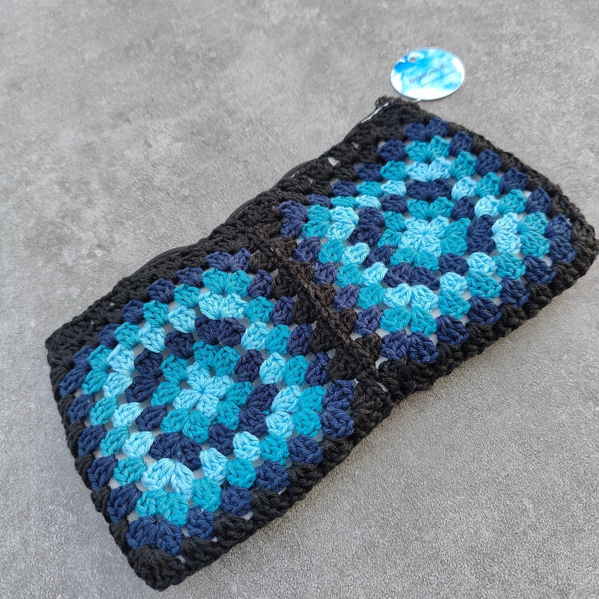 Pochette au crochet granny square. Tons bleus et noir
