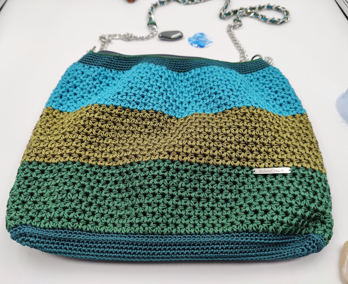 Sac à main vert clair, vert foncer et bleu fait au crochet