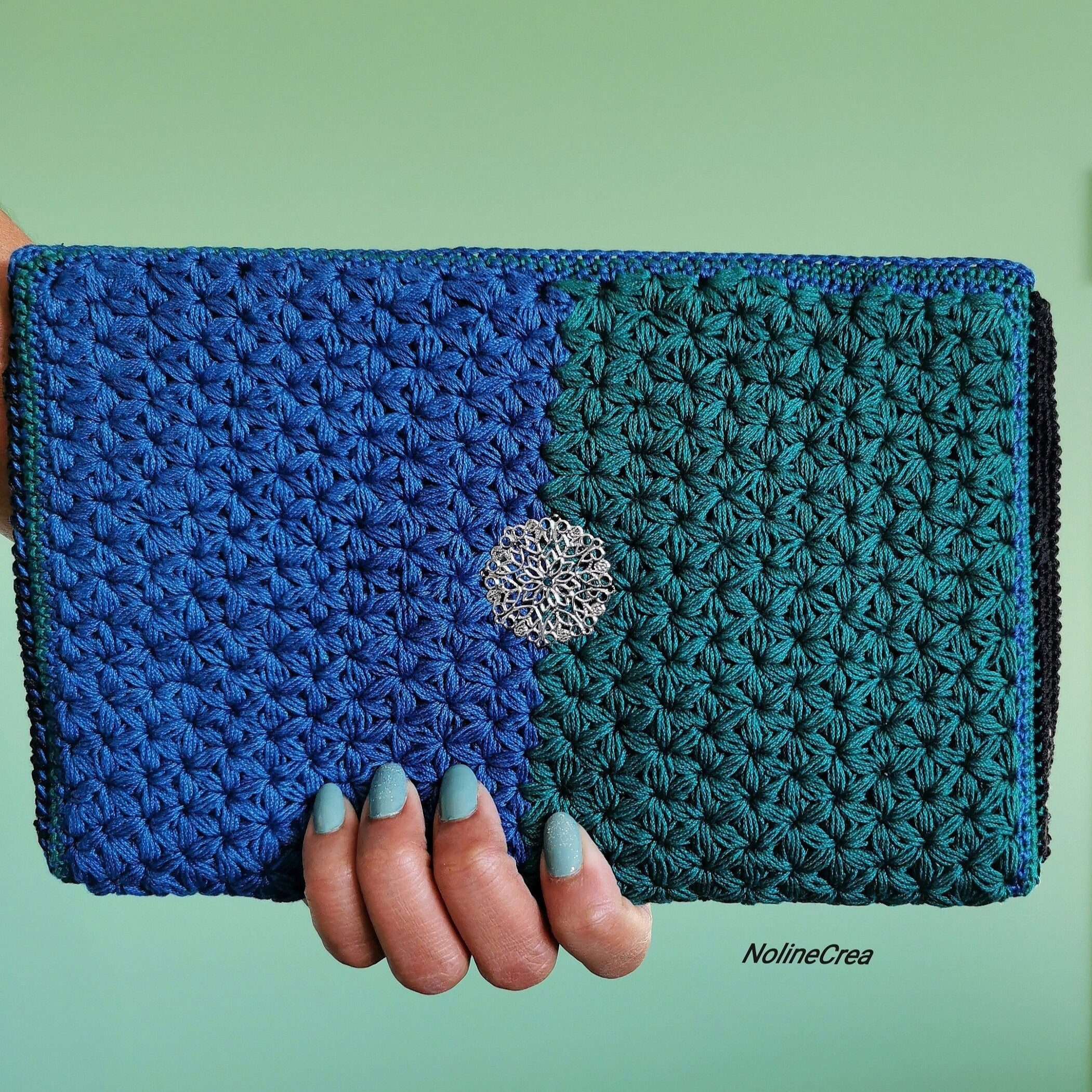 Pochette soirée bleu et vert point jasmin au crochet