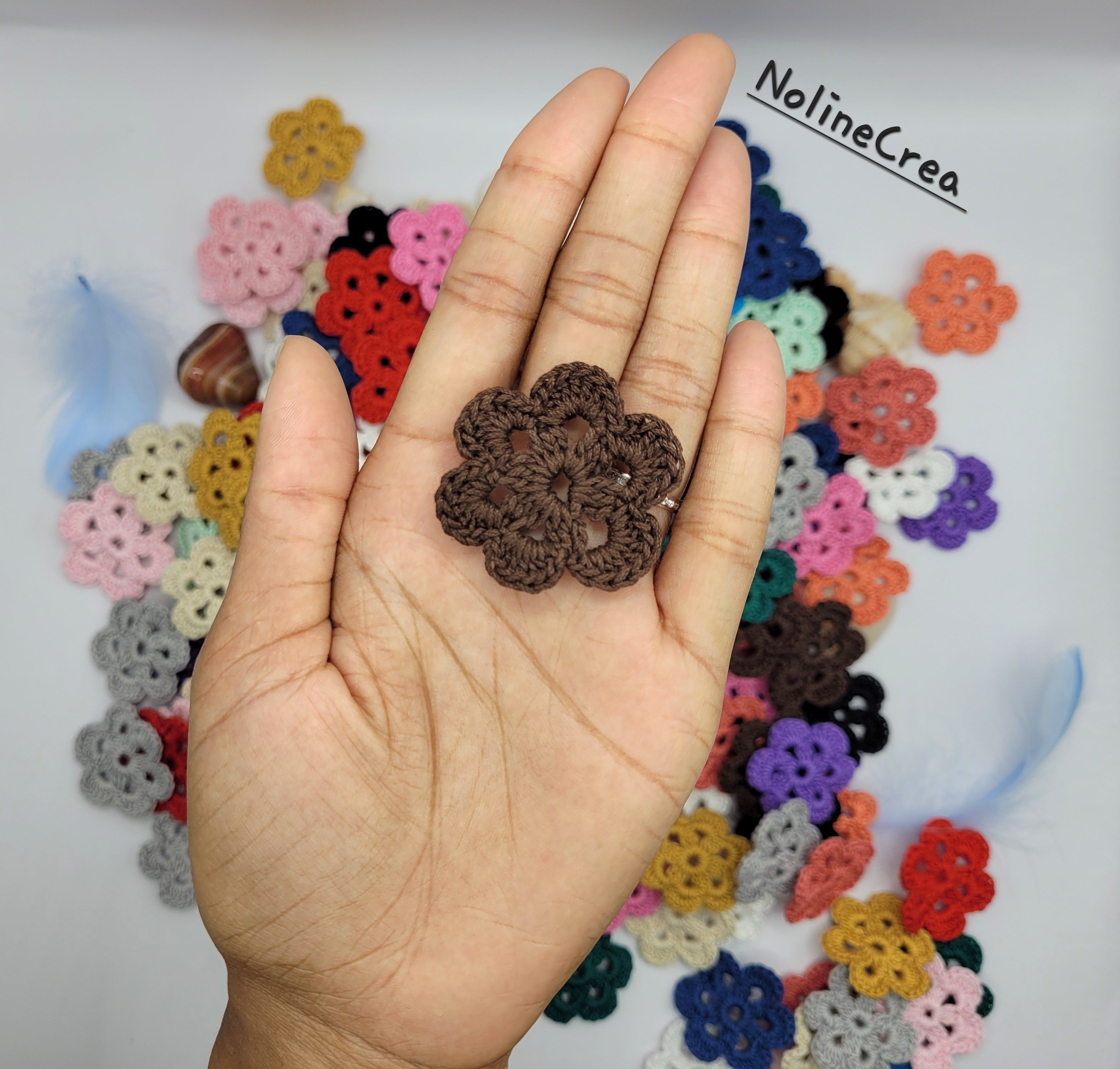 Lots de cinq petites fleurs 6 pétales fait au crochet