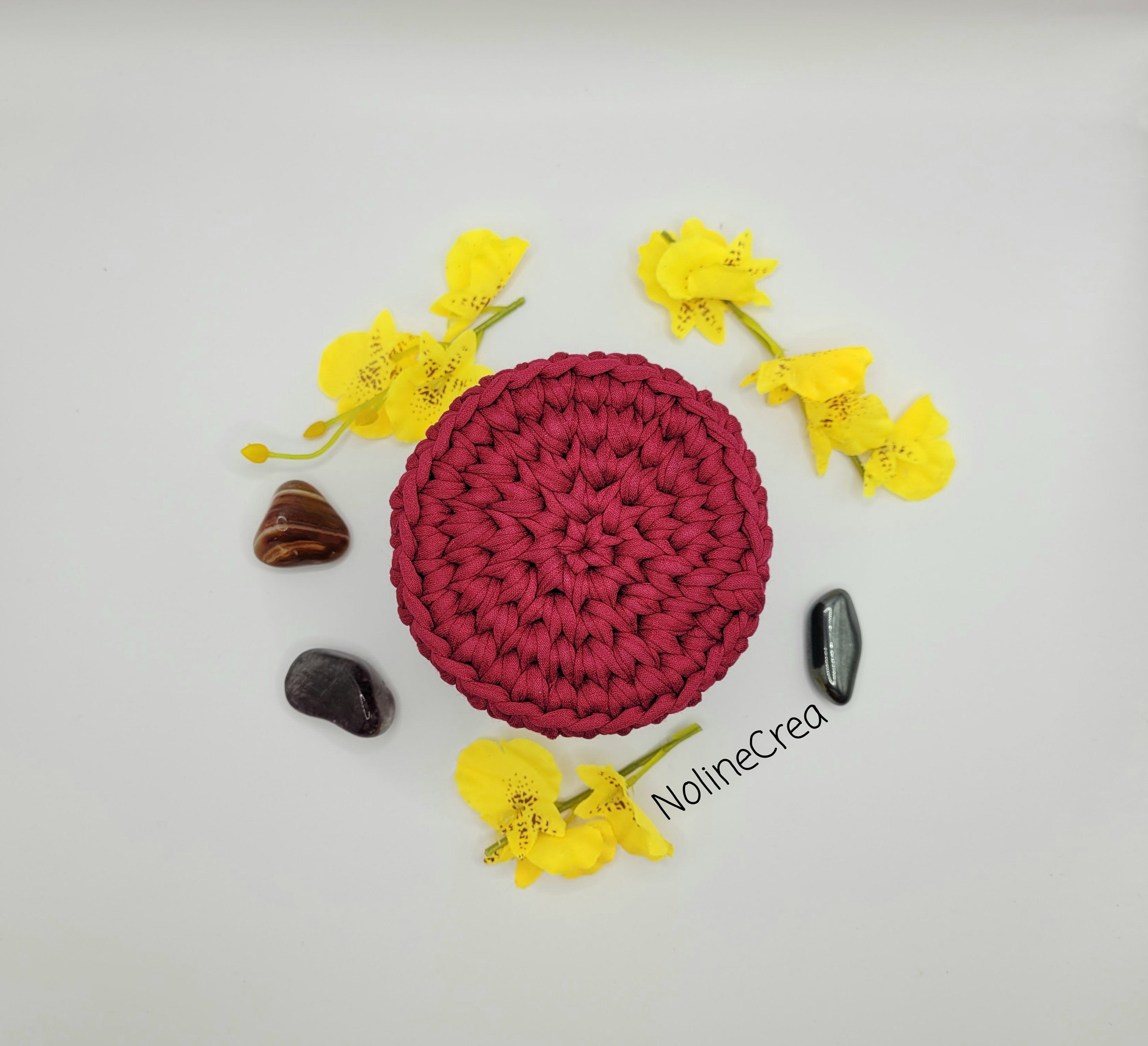 petit pot au crochet fait main avec du fil tissus recyclé vu du dessous
