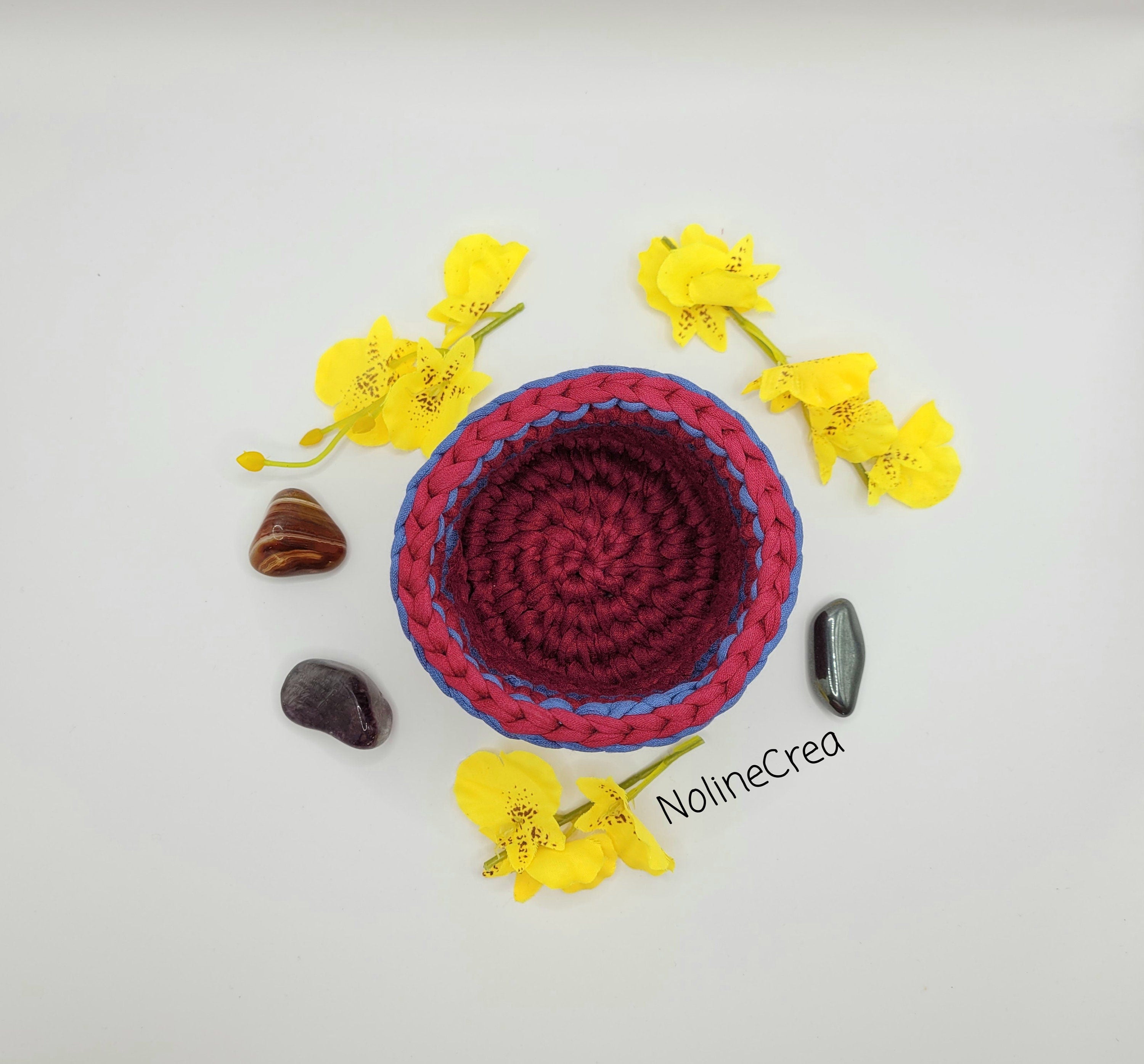 petit pot au crochet fait main avec du fil tissus recyclé vu de l'interieur