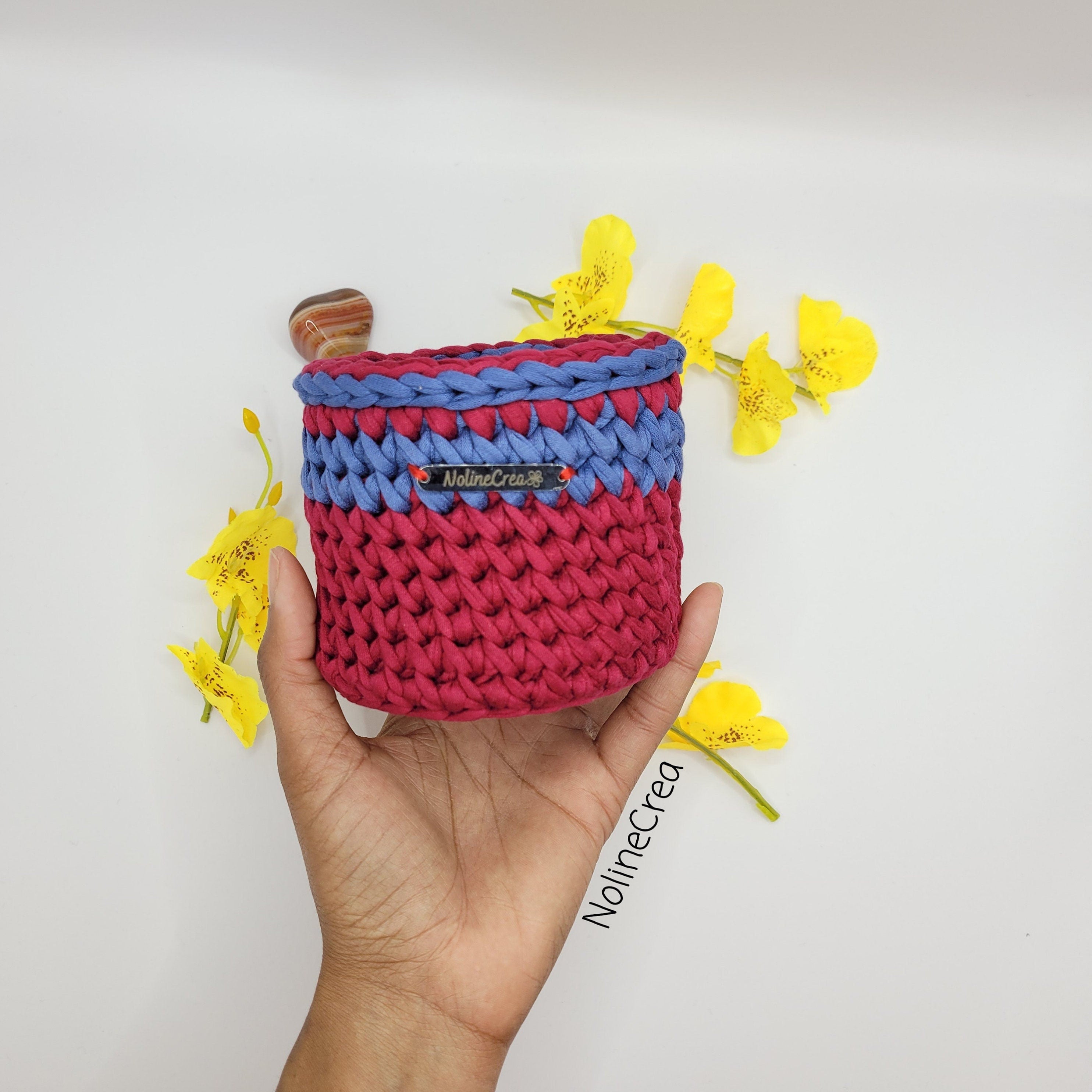 petit pot au crochet fait main avec du fil tissus recyclé porté