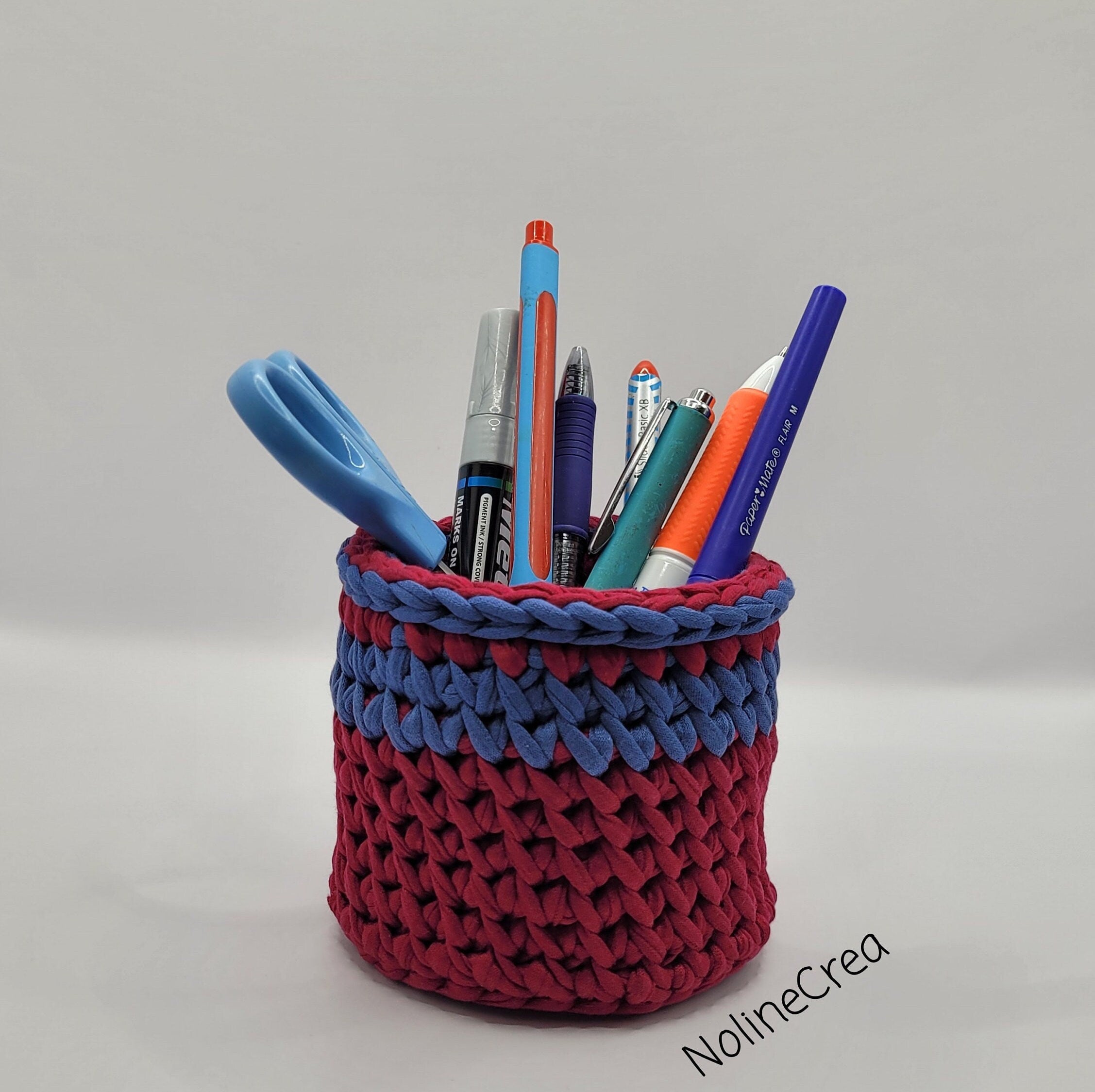 petit pot au crochet fait main avec du fil tissus recyclé avec accessoire