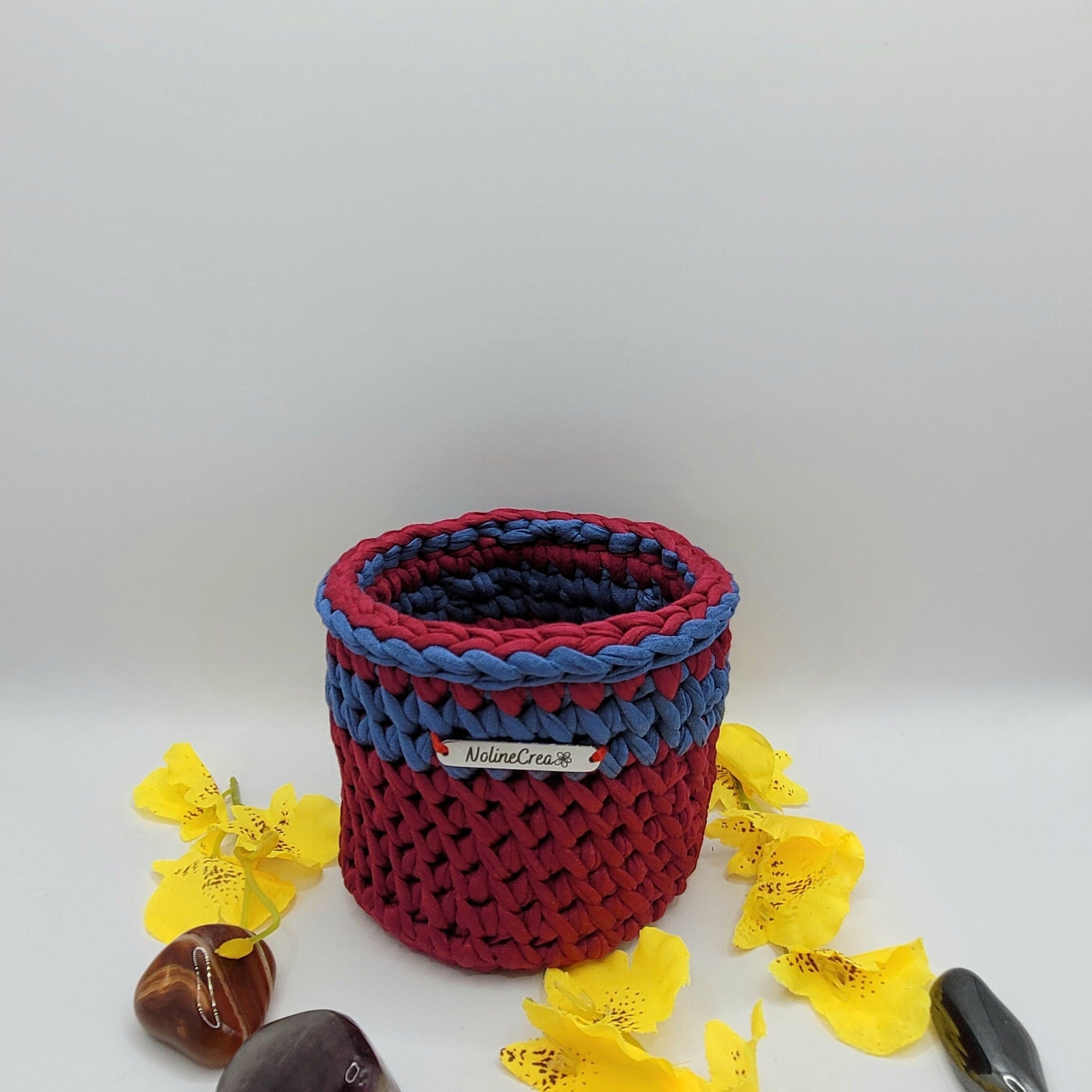 petit pot au crochet fait main avec du fil tissus recyclé