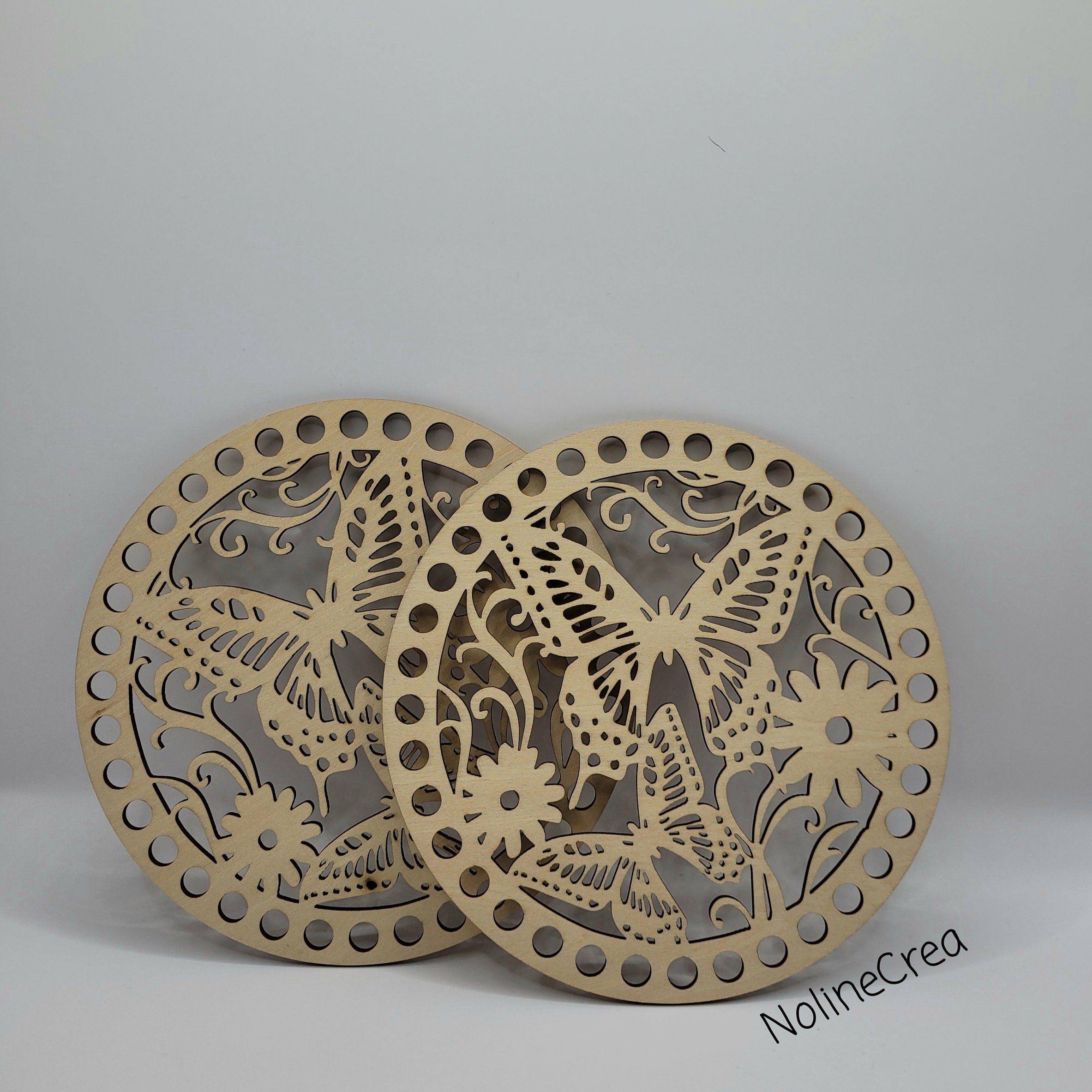base en bois sculpté fleurs et papillons, pour création crochet
