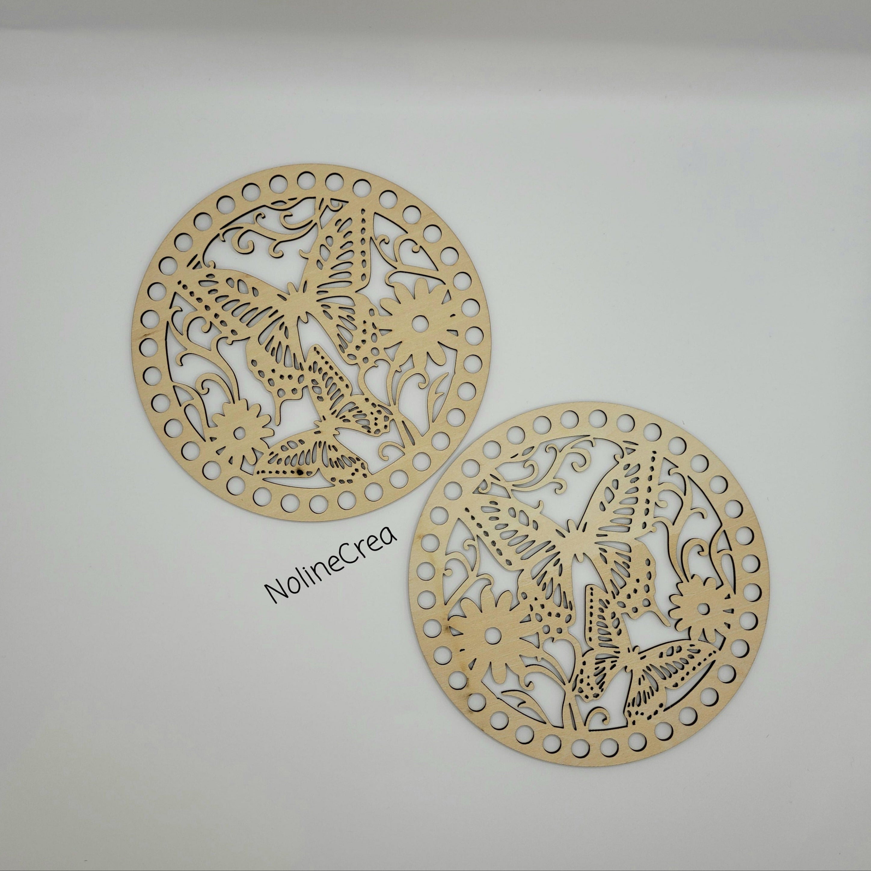 base en bois sculpté fleurs et papillons, pour création crochet
