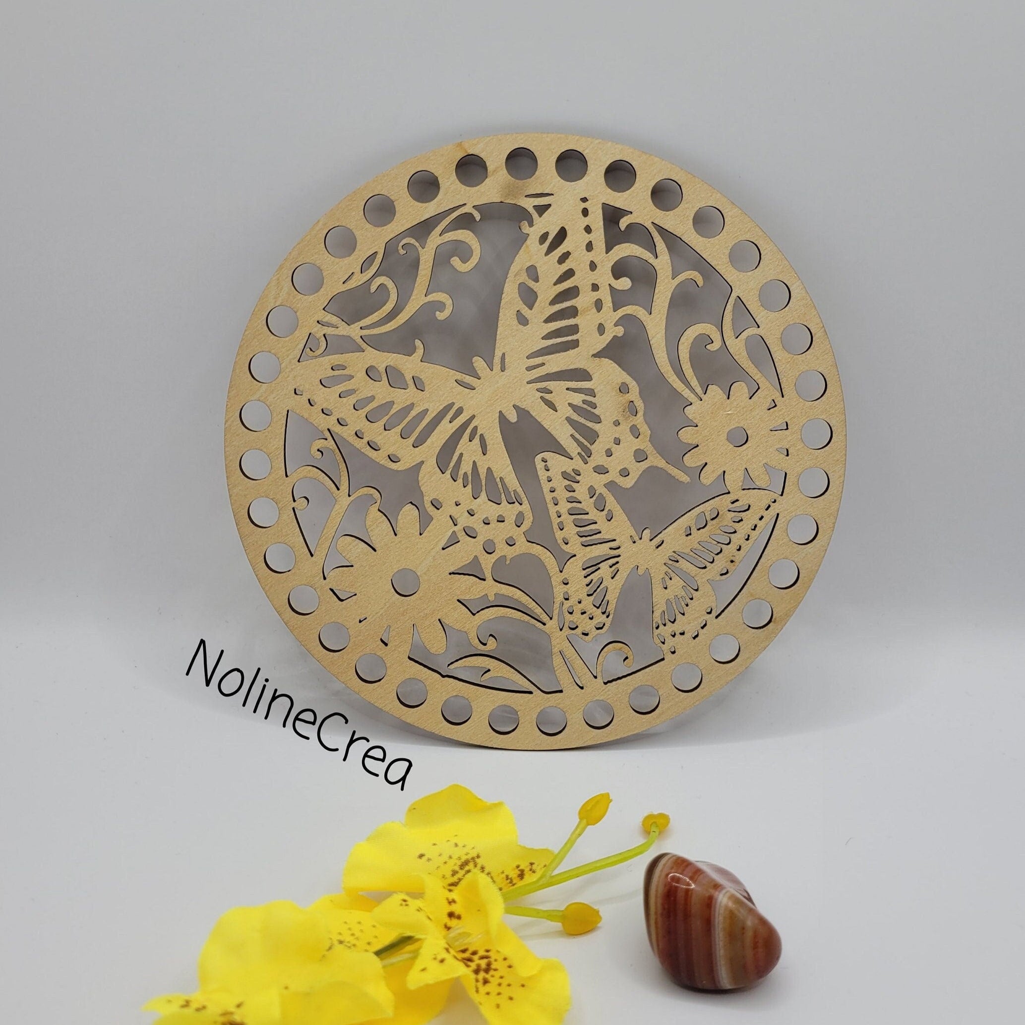 base en bois sculpté fleurs et papillons, pour création crochet