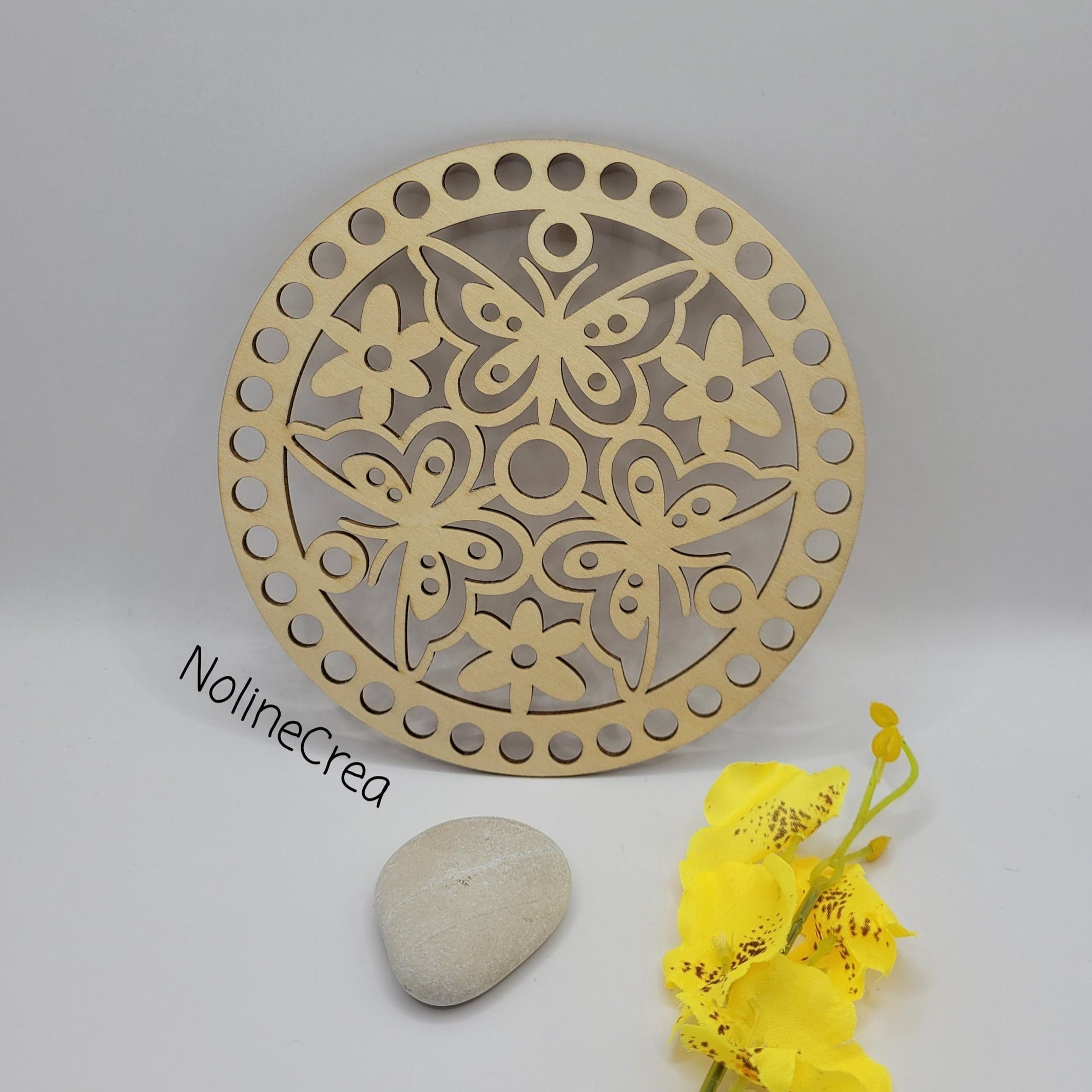 base en bois sculpté fleurs et papillons, pour création crochet