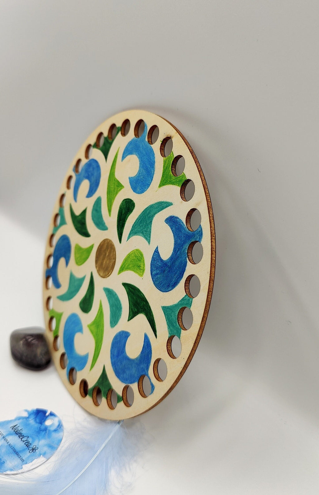 Fournitures créative, base en bois pré-percer, dessin mandala vert, bleu pour création diy