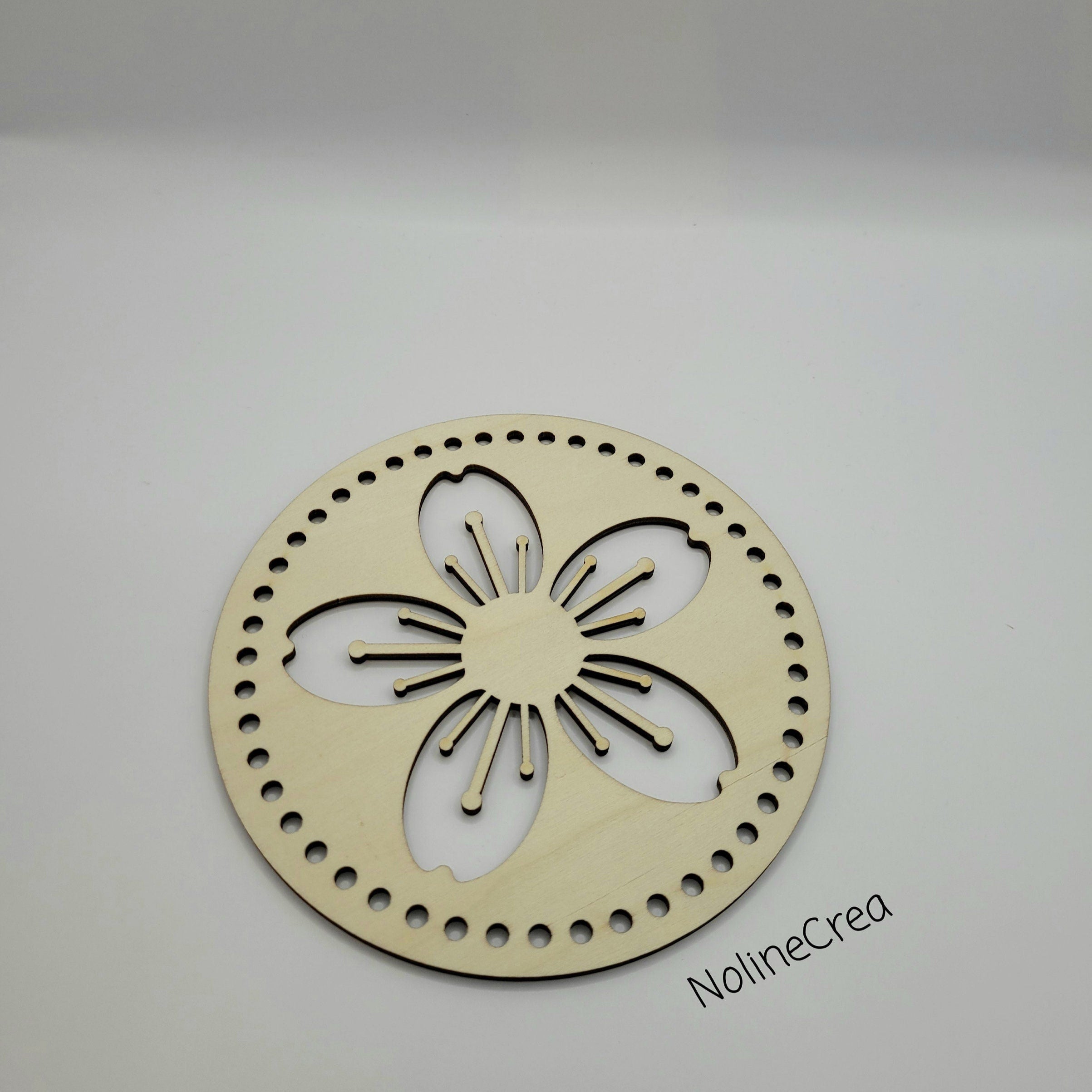 base en bois ronde 14 cm pré percé motif fleur pour création crochet