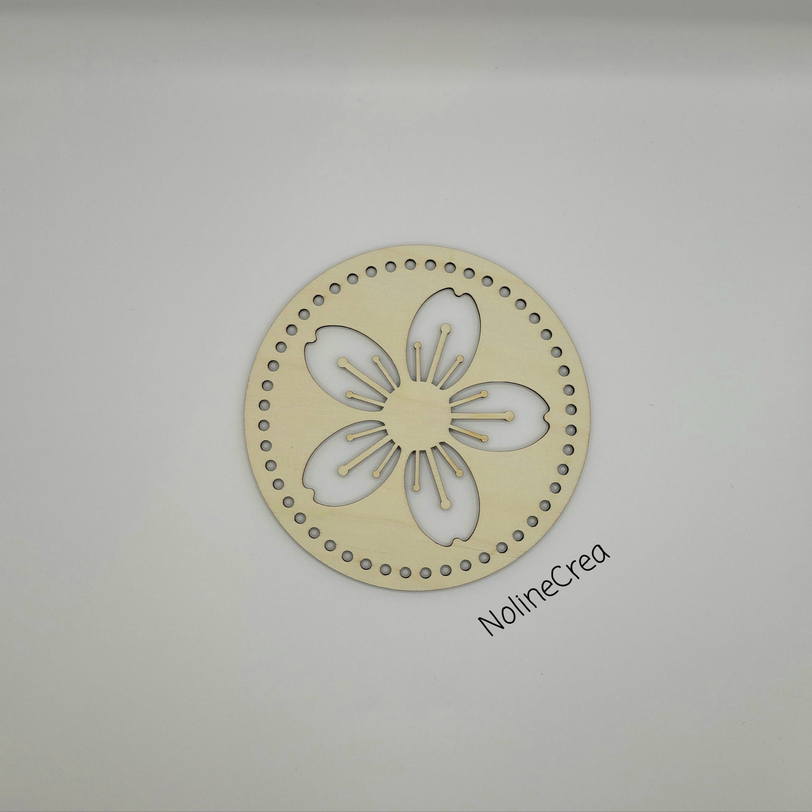 base en bois ronde 14 cm pré percé motif fleur pour création crochet
