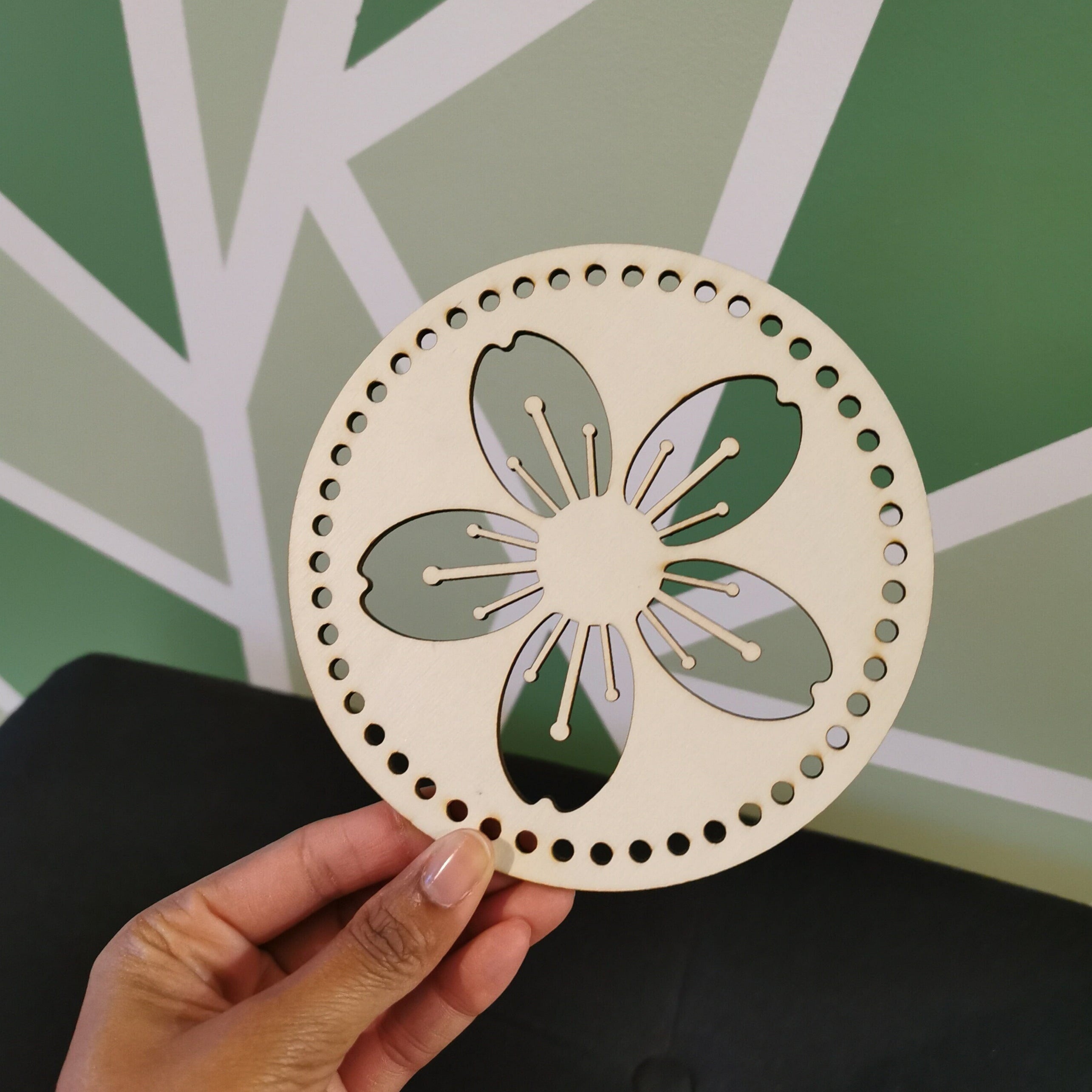 base en bois ronde 14 cm pré percé motif fleur pour création crochet