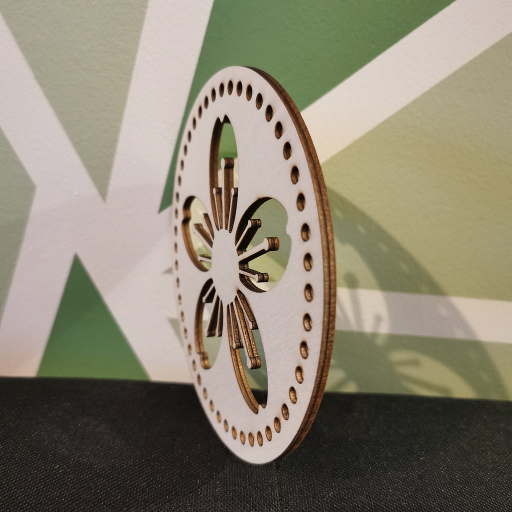 base en bois ronde 14 cm pré percé motif fleur pour création crochet
