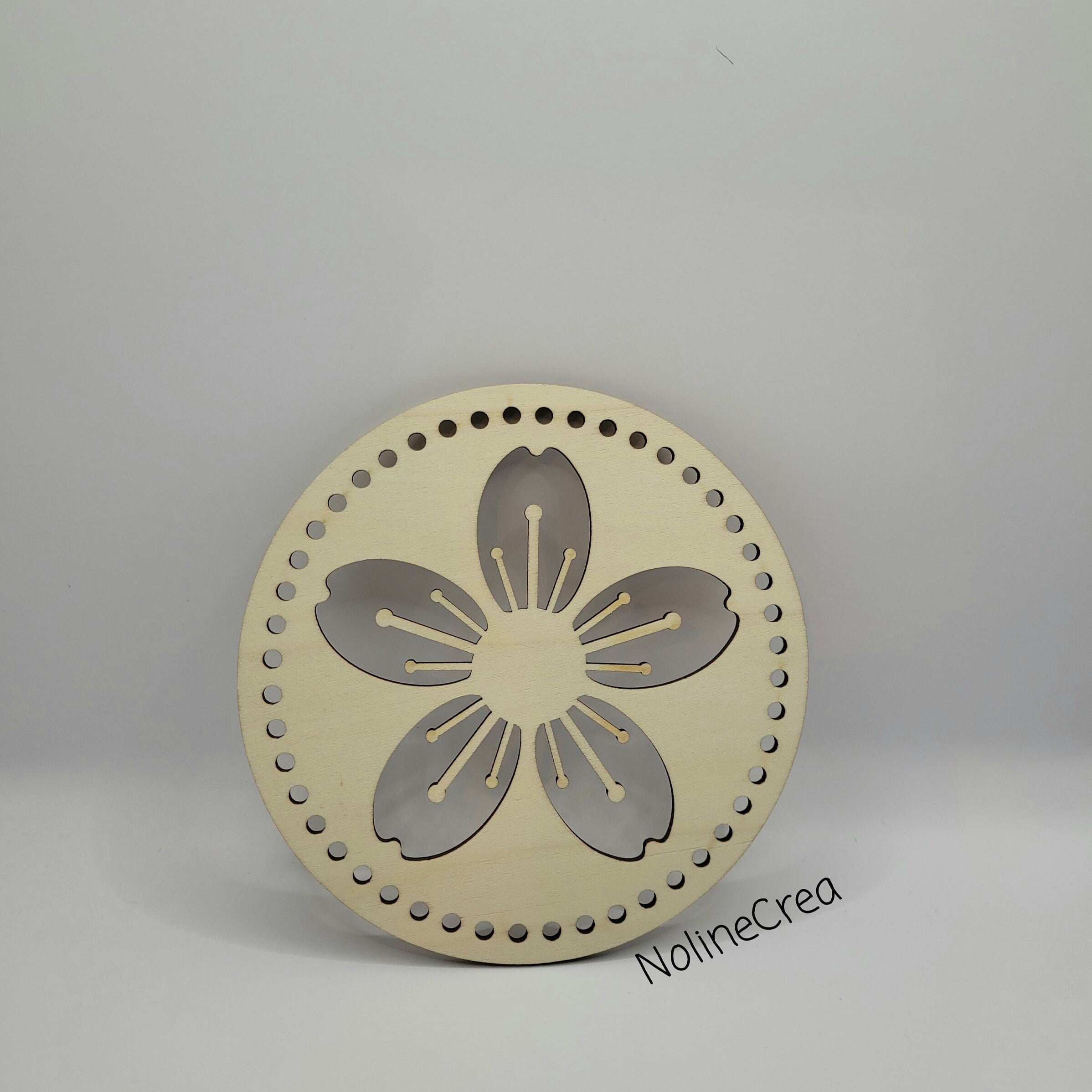 base en bois ronde 14 cm pré percé motif fleur pour création crochet