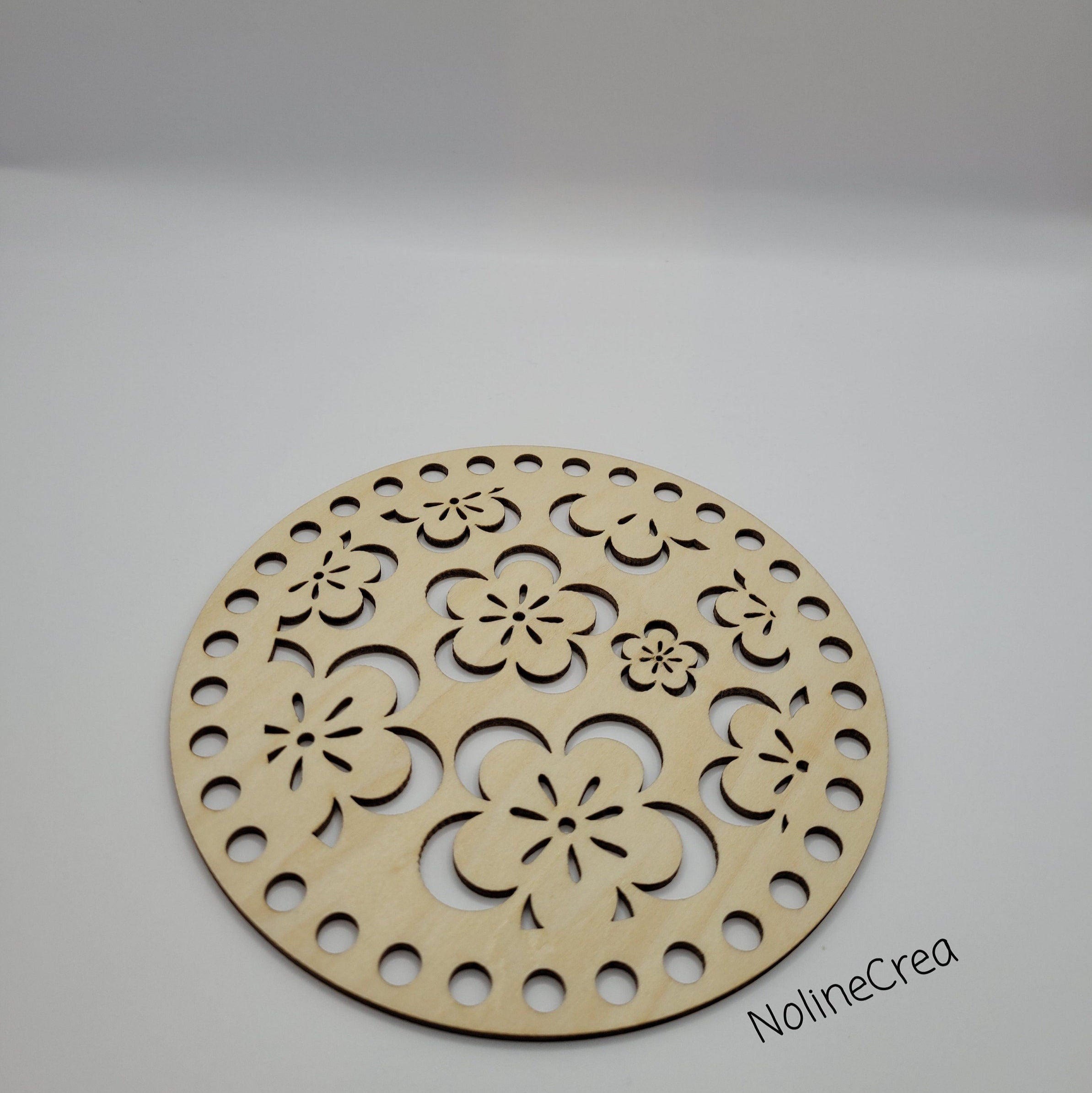 base en bois ronde 15 cm pré percé motif fleur pour création crochet