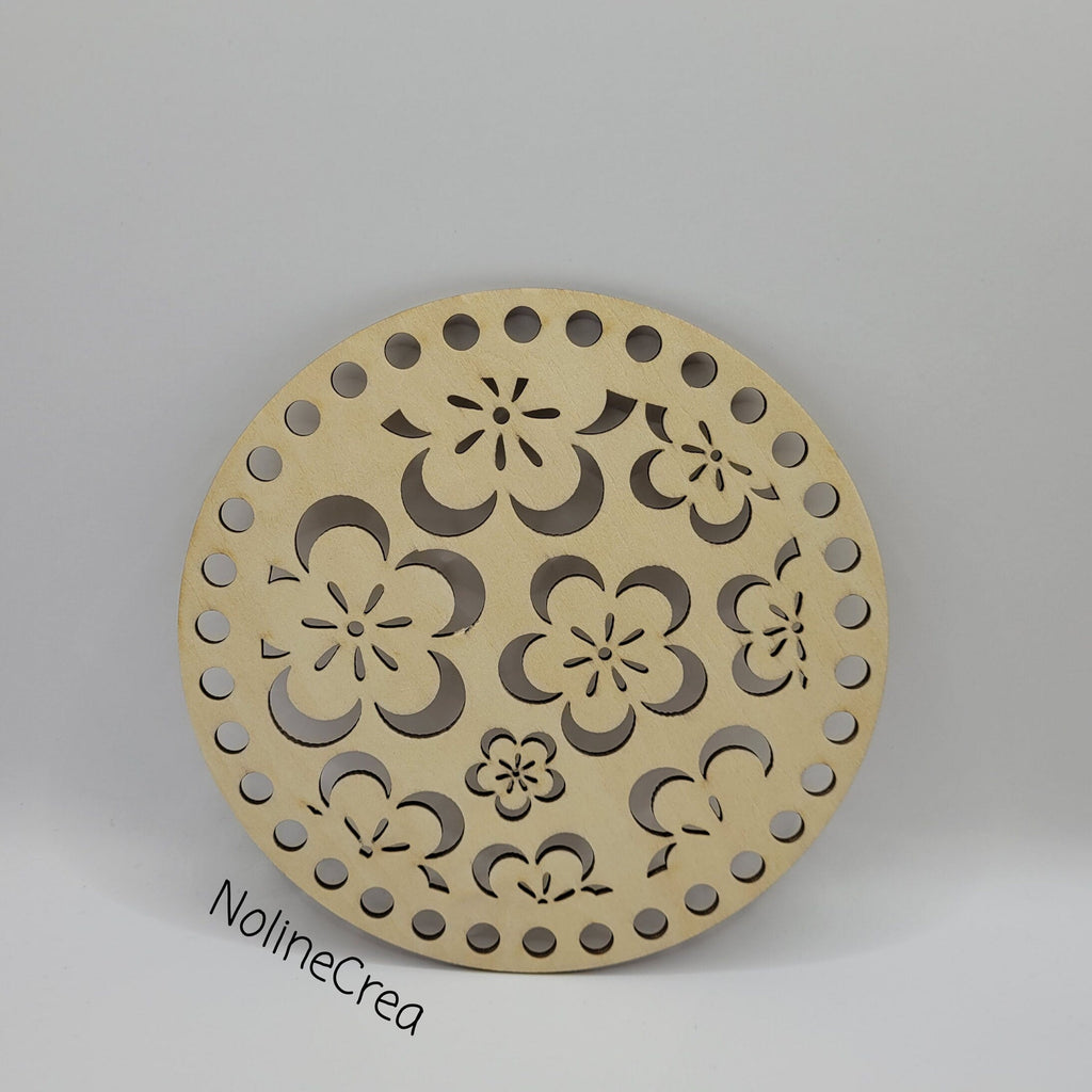 base en bois ronde 15 cm pré percé motif fleur pour création crochet