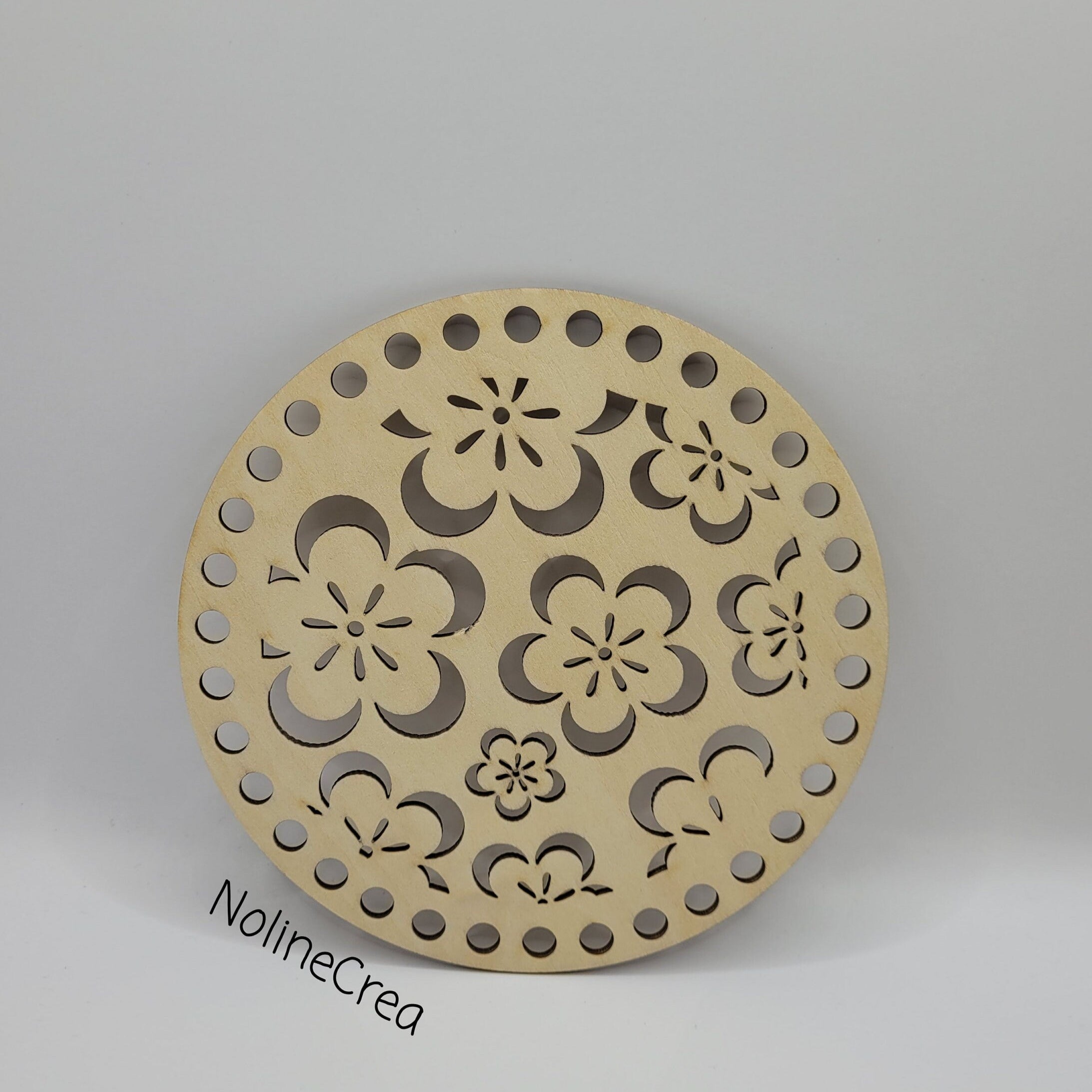 base en bois ronde 15 cm pré percé motif fleur pour création crochet