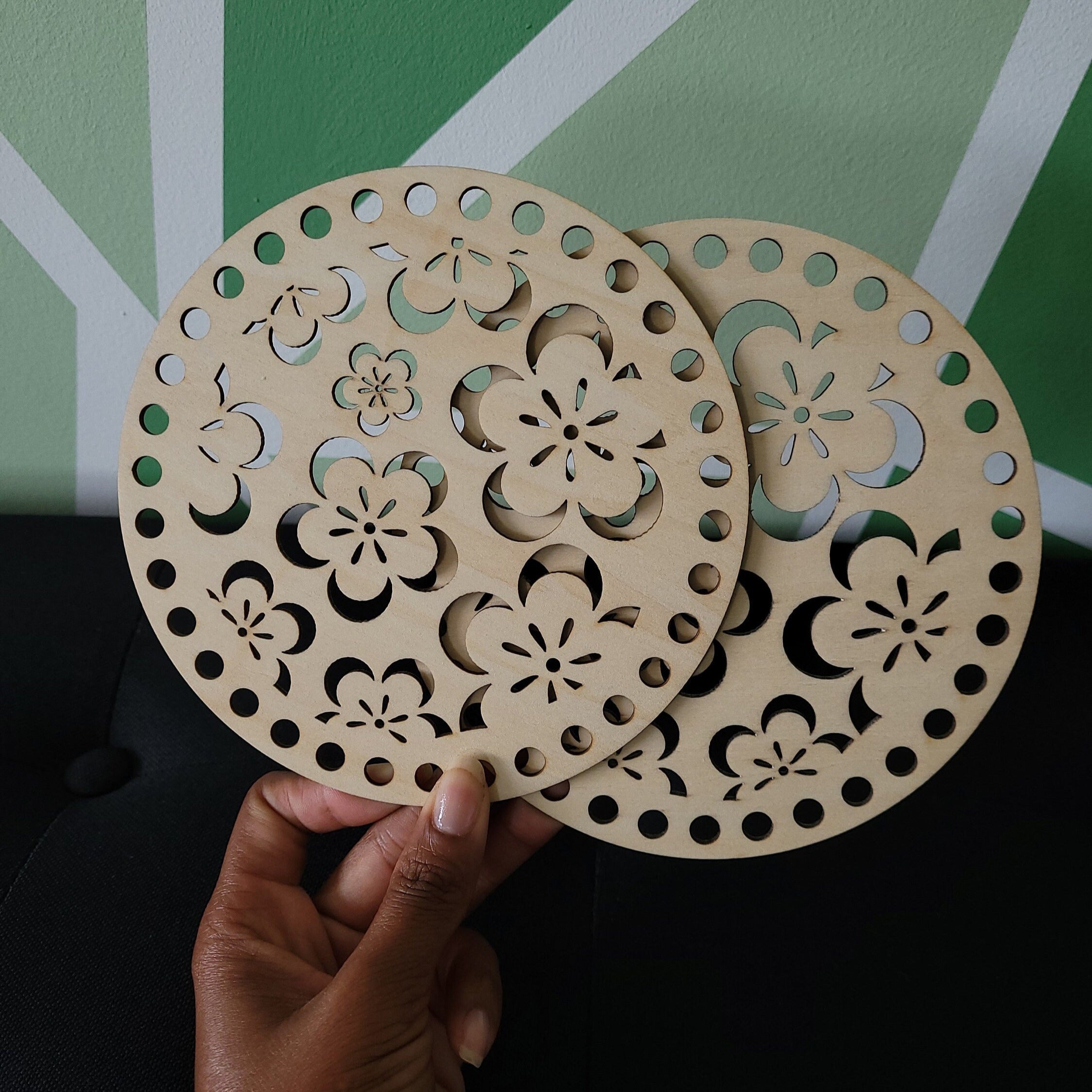 base en bois ronde 15 cm pré percé motif fleur pour création crochet