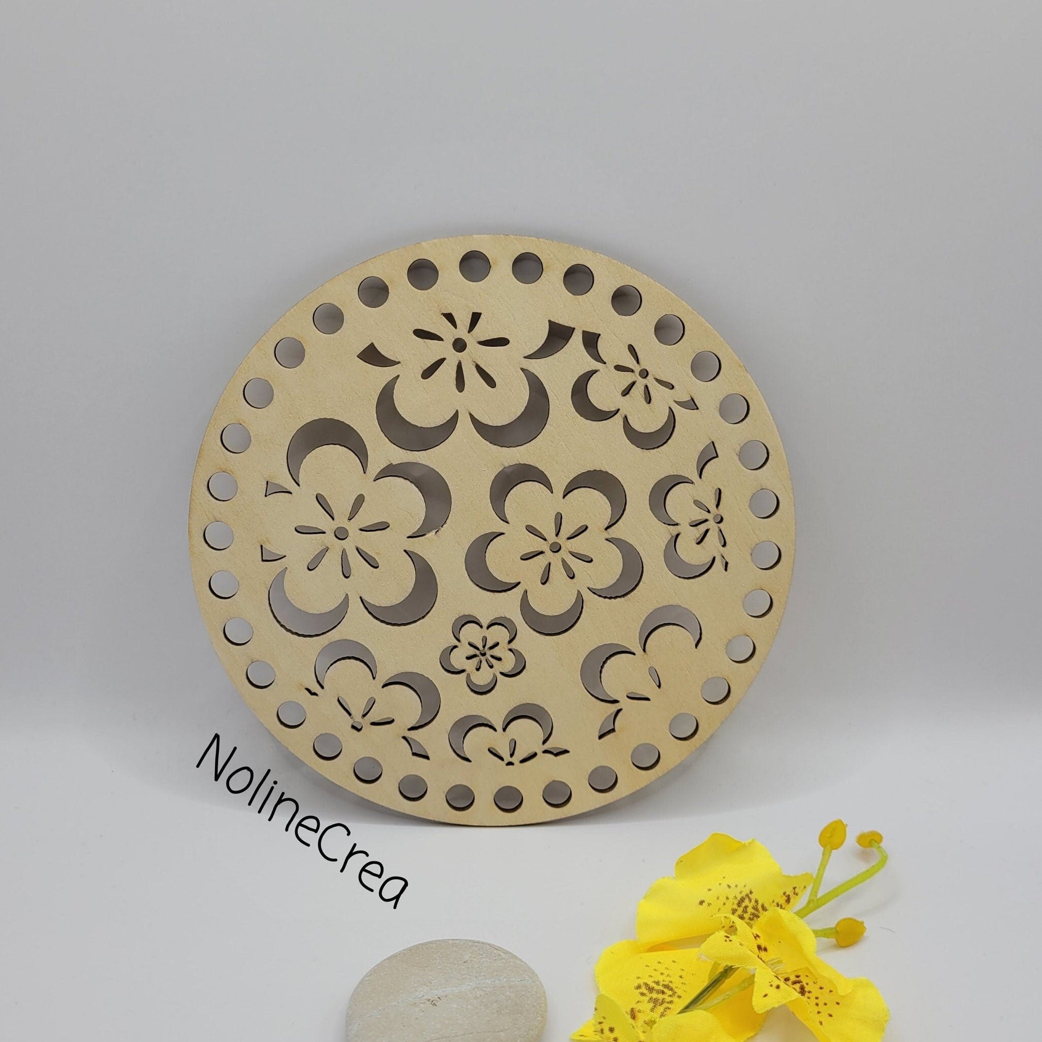 base en bois ronde 15 cm pré percé motif fleur pour création crochet