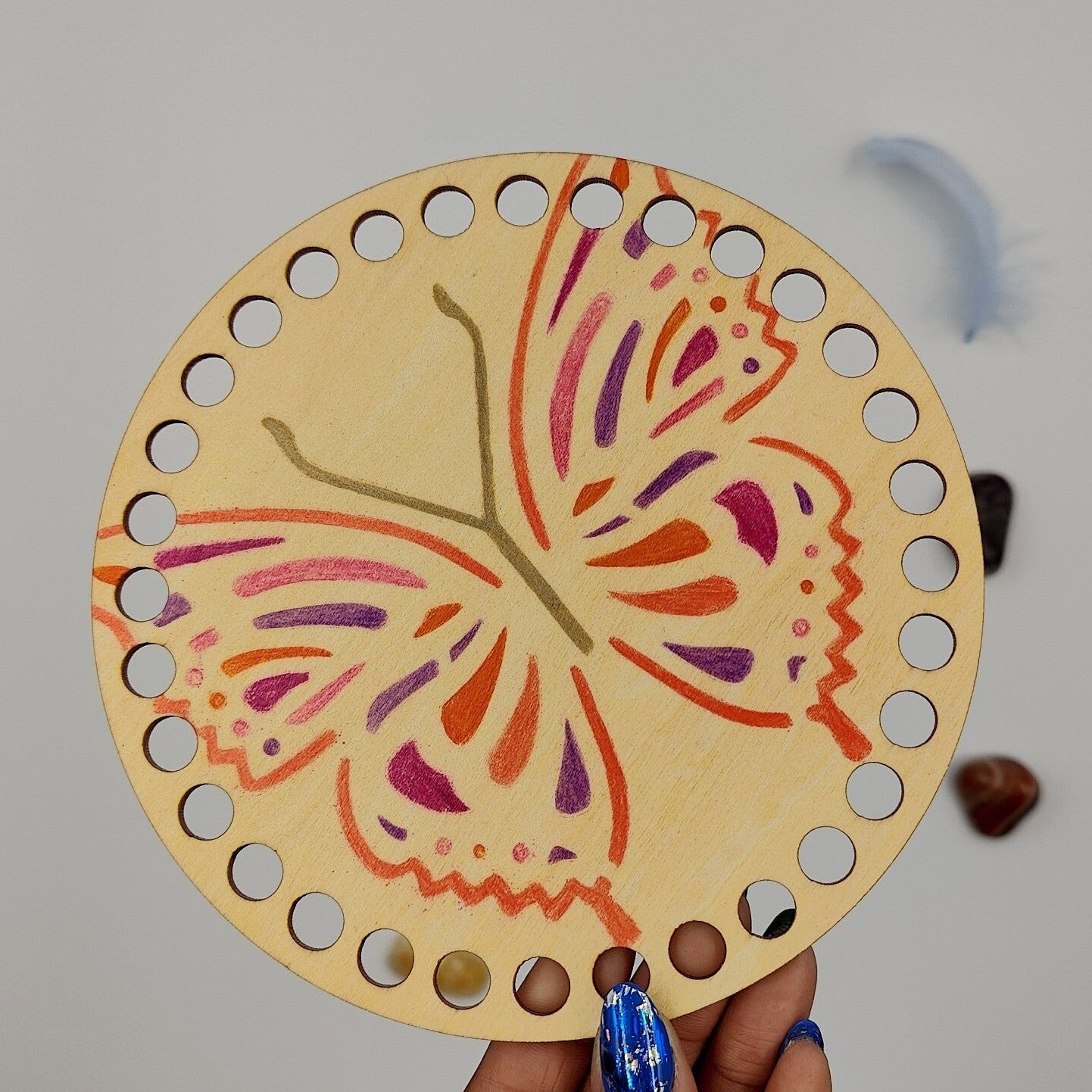 base en bois rond customiser dessin papillon pré percé pour création crochet