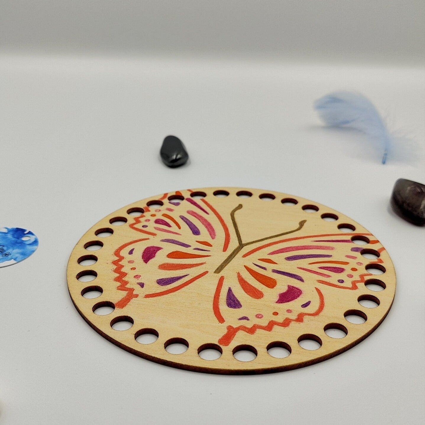 base en bois rond customiser dessin papillon pré percé pour création crochet