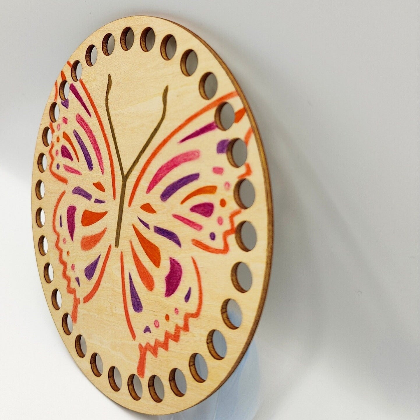 base en bois rond customiser dessin papillon pré percé pour création crochet