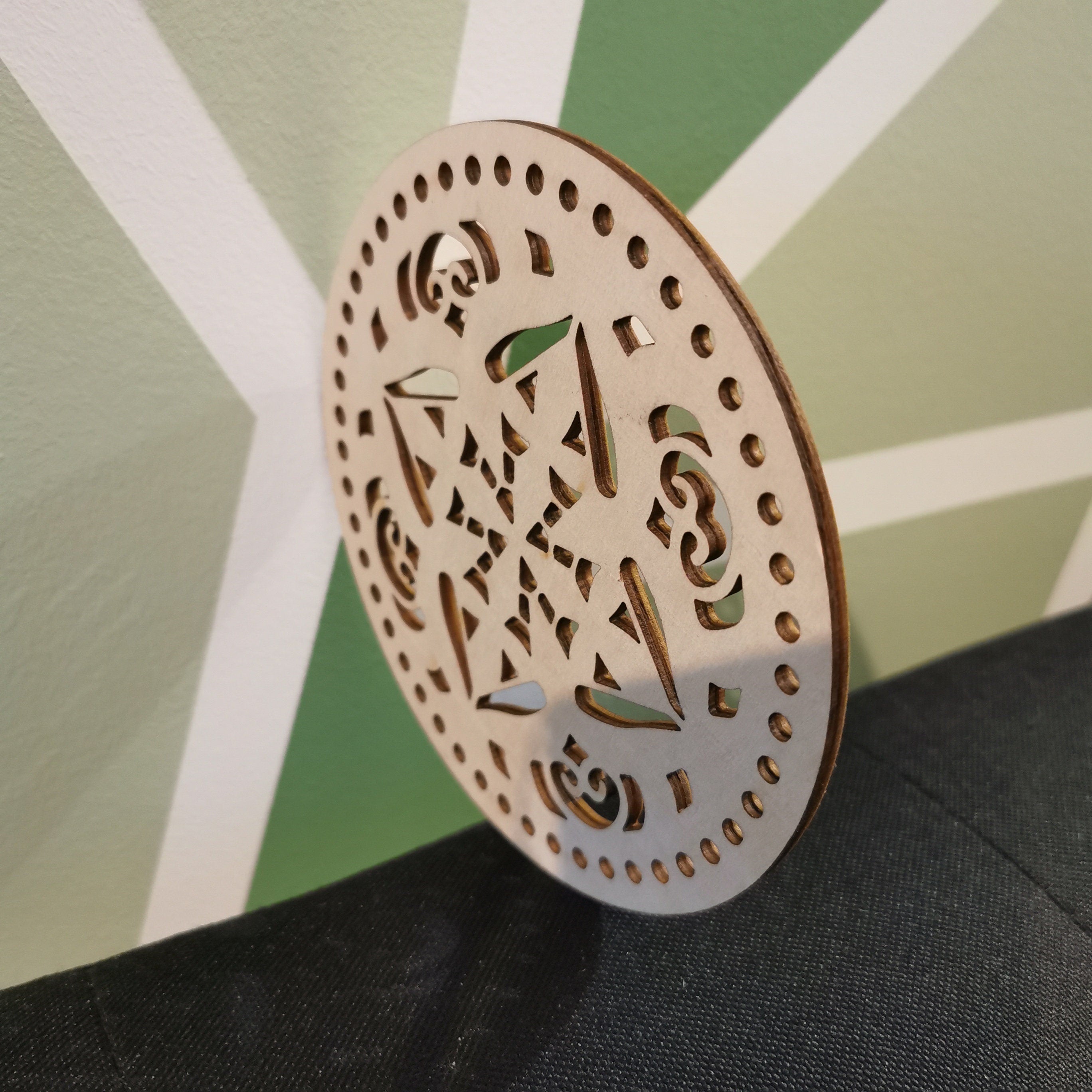 Base ronde en bois 15 cm sculpté style oriental pour création crochet