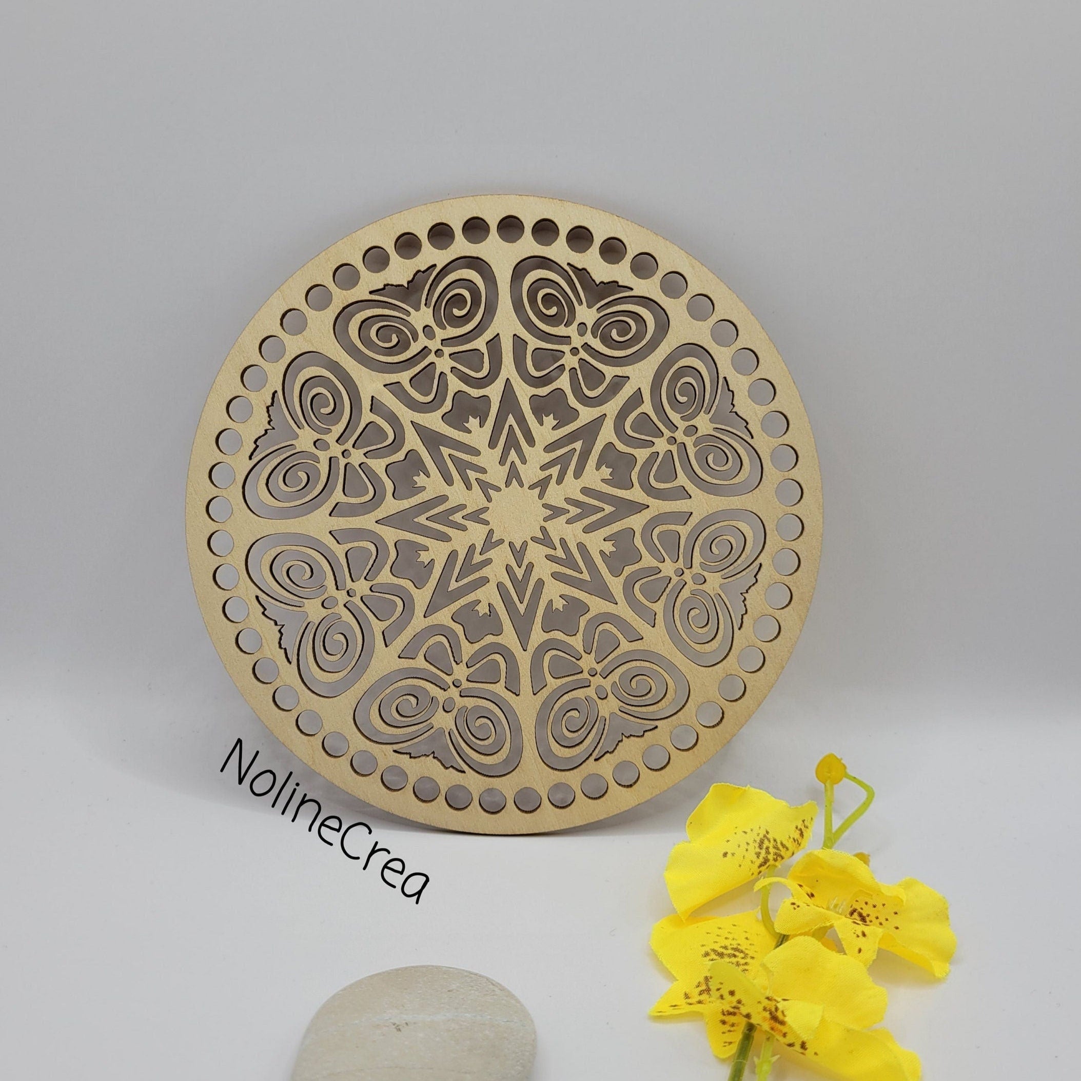 Base ronde en bois 15 ou 20 cm motif papillons pour création crochet