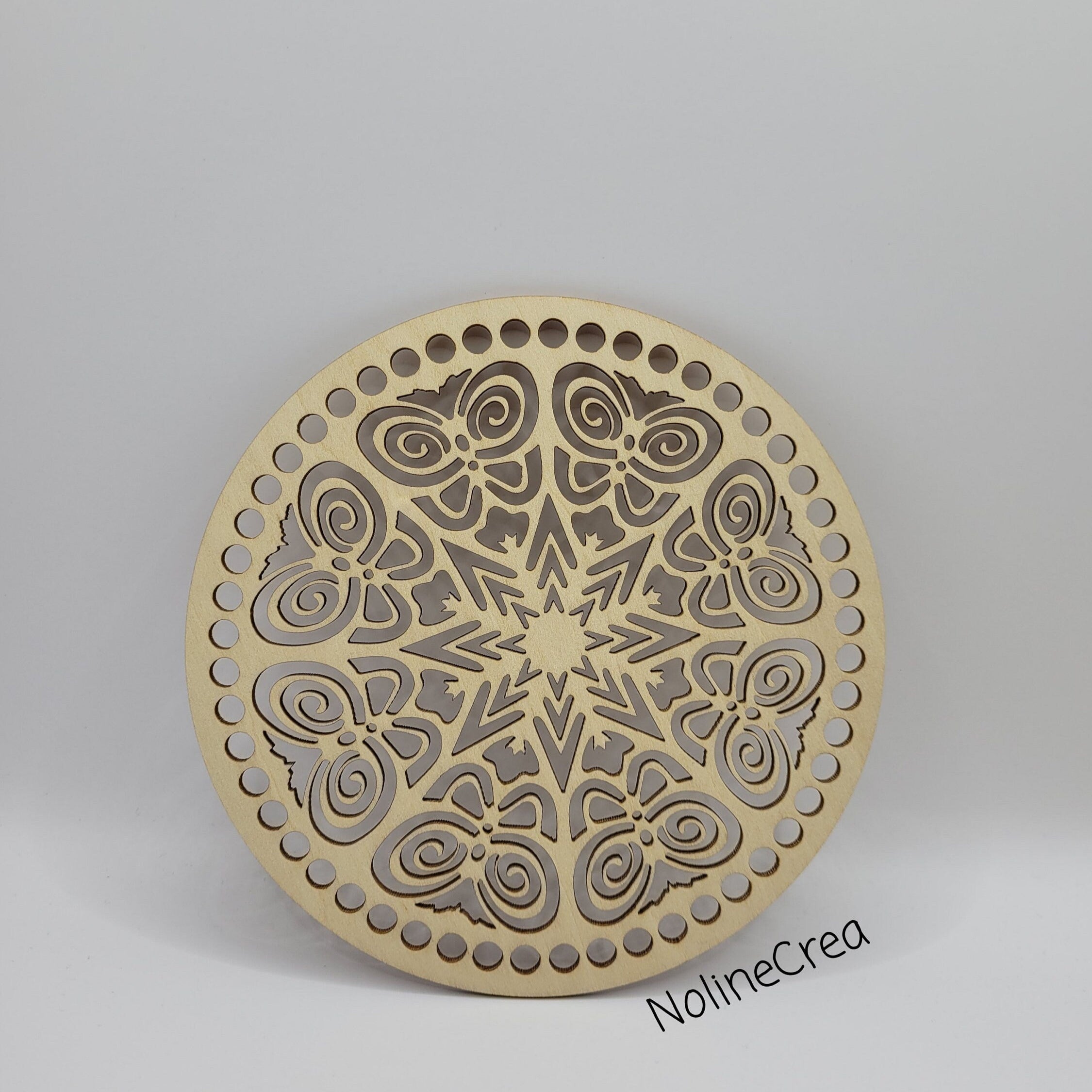 Base ronde en bois 15 ou 20 cm motif papillons pour création crochet