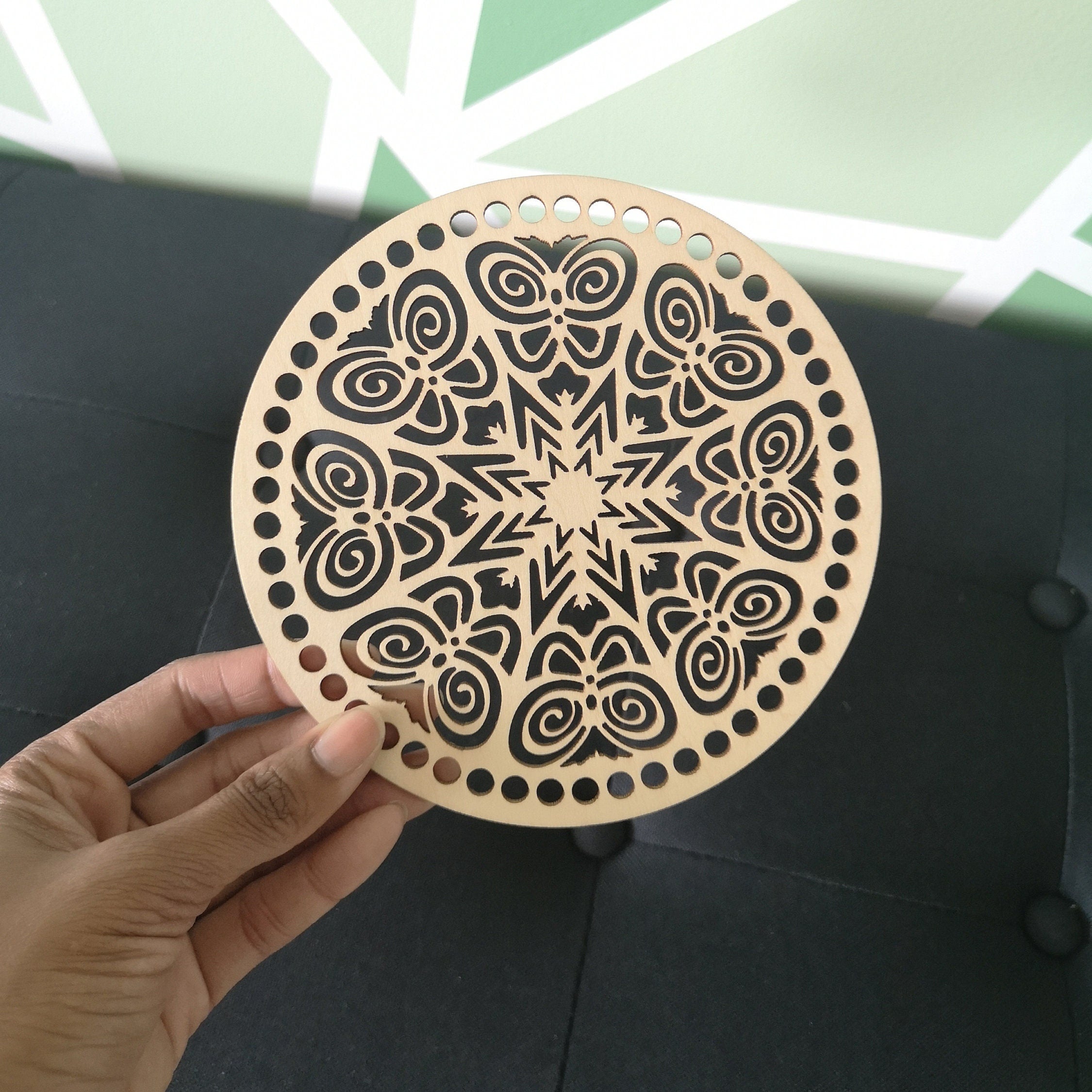 Base ronde en bois 15 ou 20 cm motif papillons pour création crochet