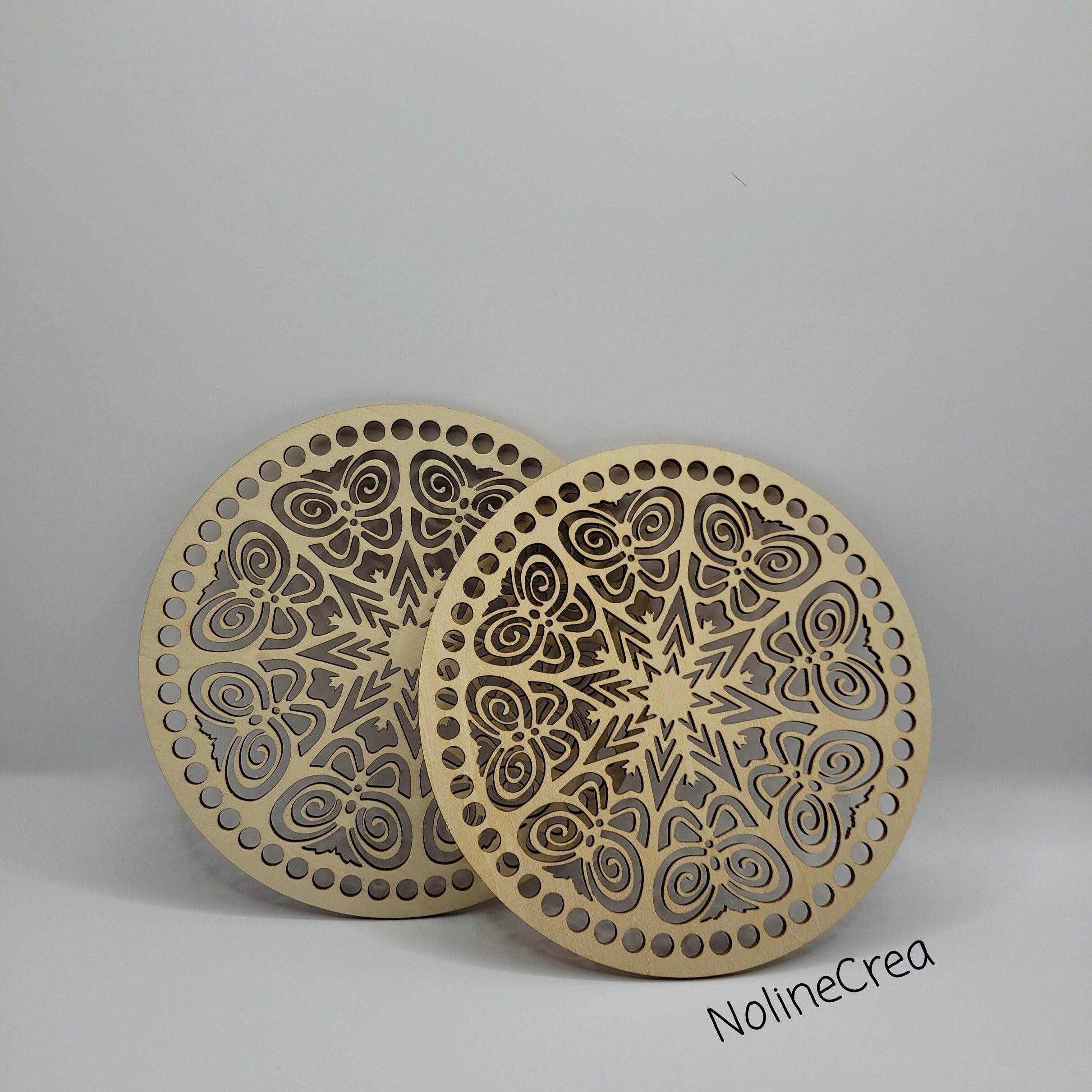 Base ronde en bois 15 ou 20 cm motif papillons pour création crochet