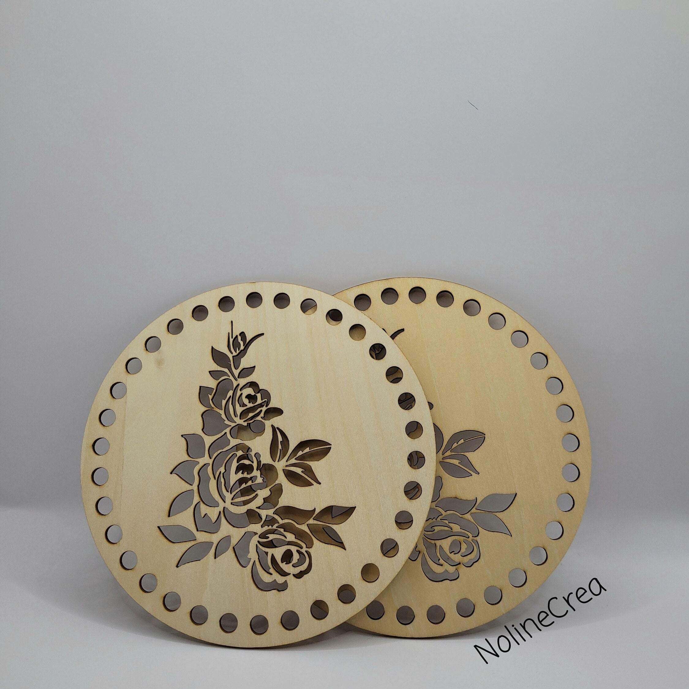base en bois ronde 15 cm pré percé motif roses pour création crochet