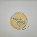 base en bois ronde 15 cm pré percé motif roses pour création crochet