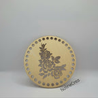 base en bois ronde 15 cm pré percé motif roses pour création crochet