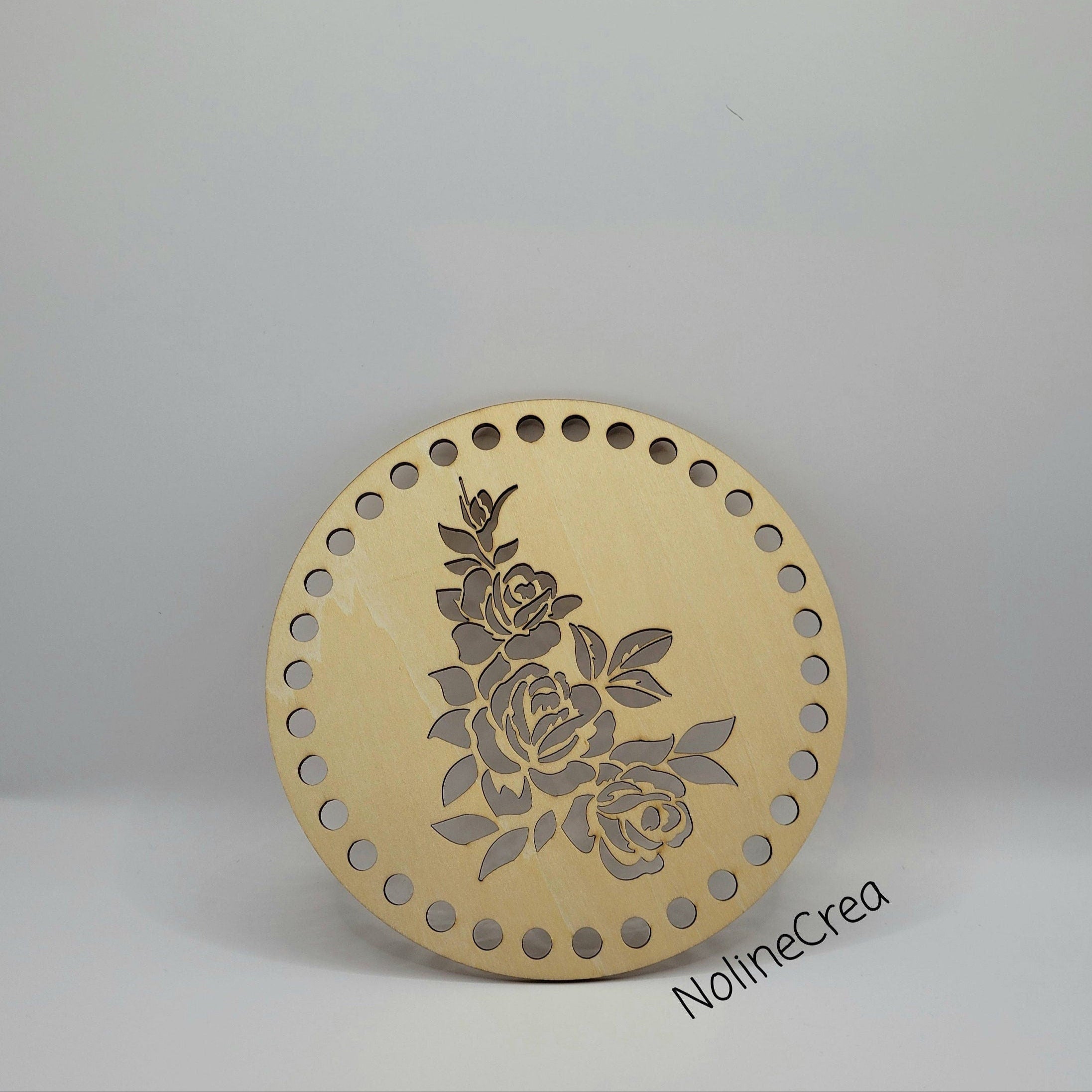 base en bois ronde 15 cm pré percé motif roses pour création crochet