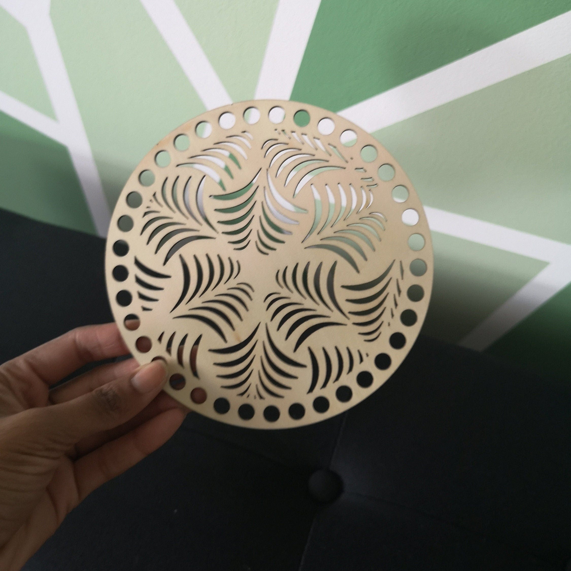 base en bois pré percer 15 cm de diamètre pour création en crochet