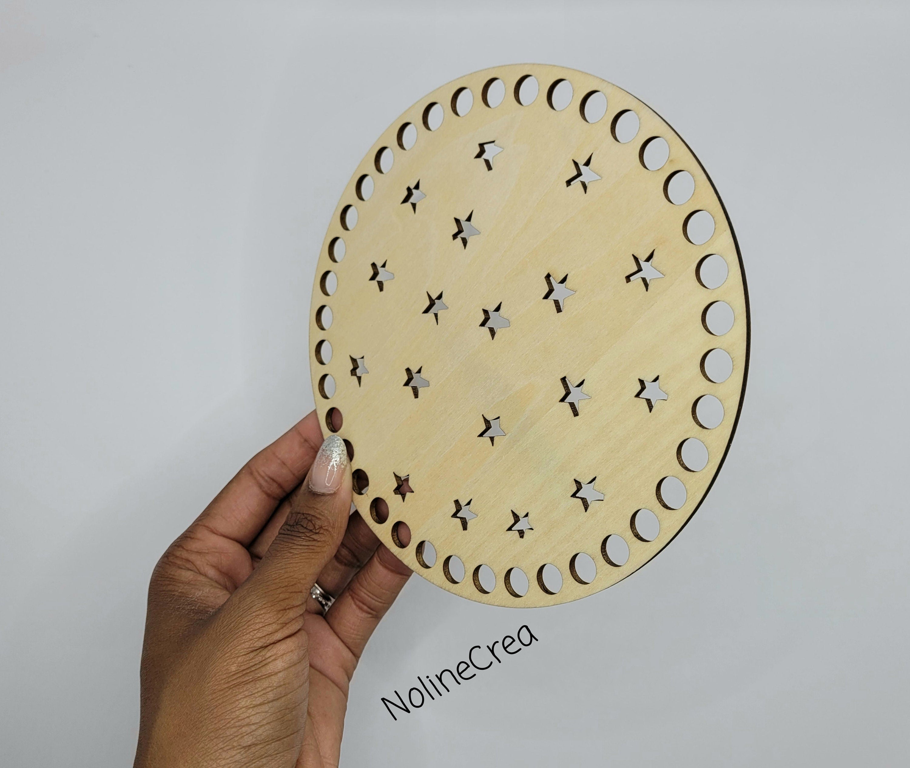 Base en bois ronde de 15 cm, prépercer sculpté avec de petites étoiles

