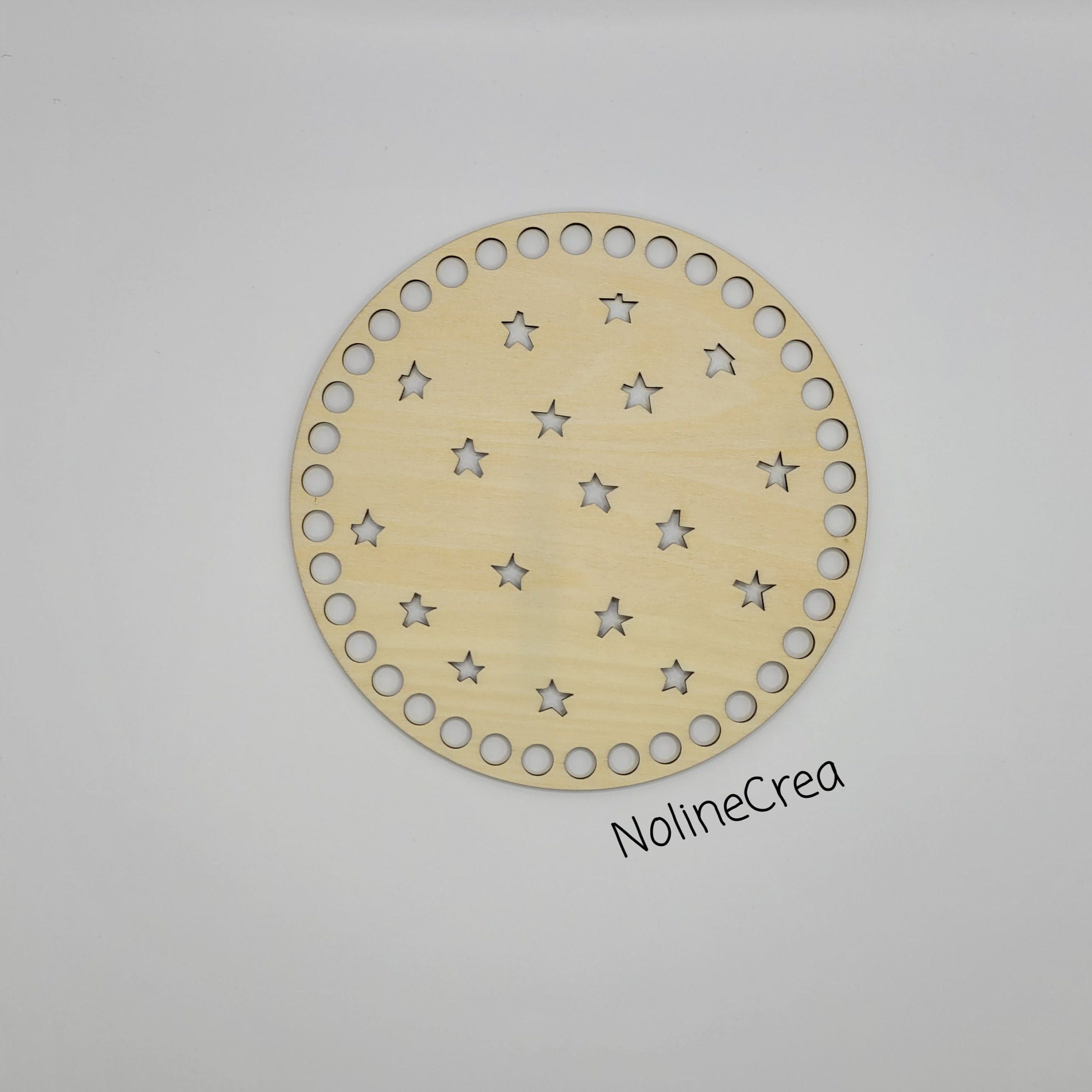 Base en bois ronde de 15 cm, prépercer sculpté avec de petites étoiles
