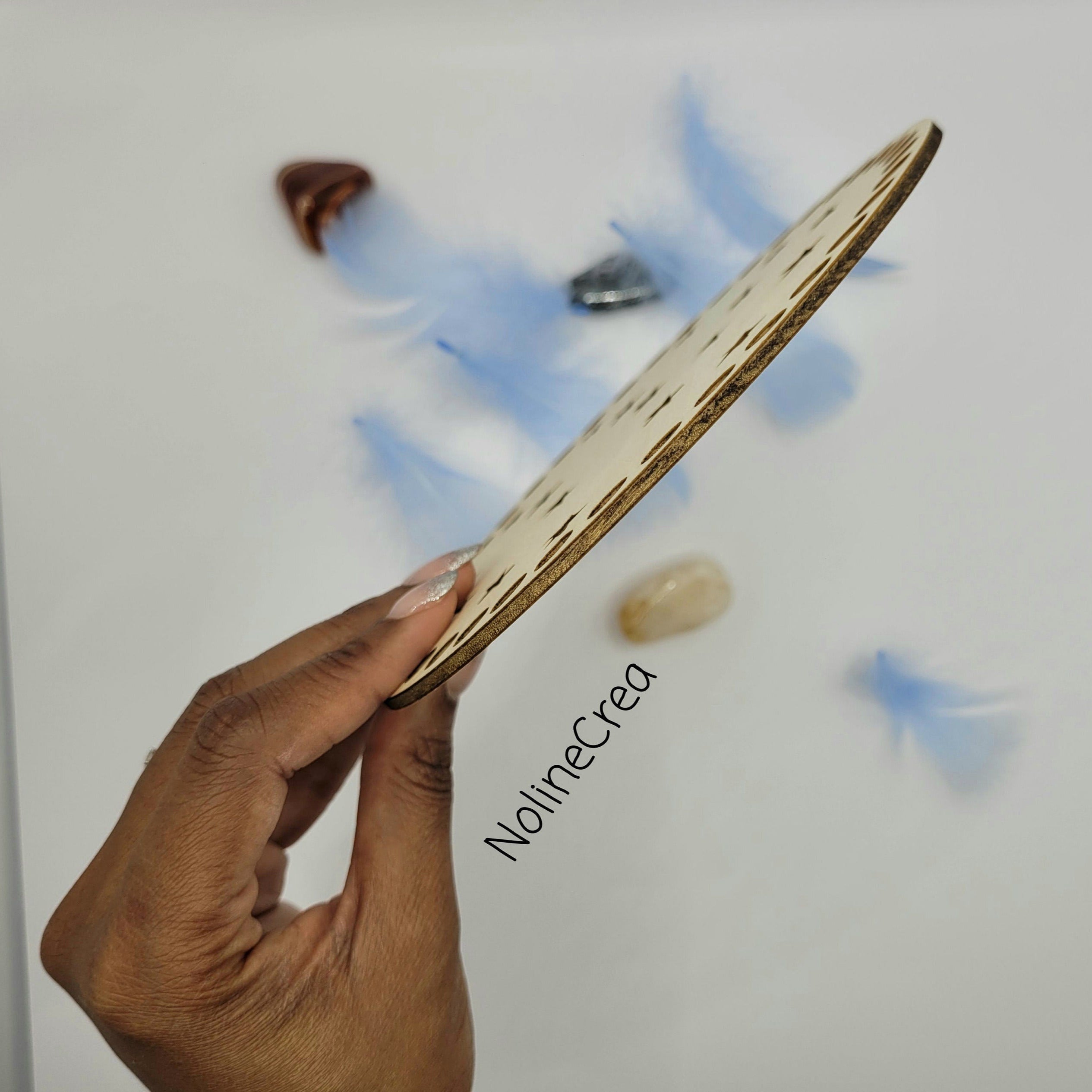 Base en bois ronde de 15 cm, prépercer sculpté avec de petites étoiles
