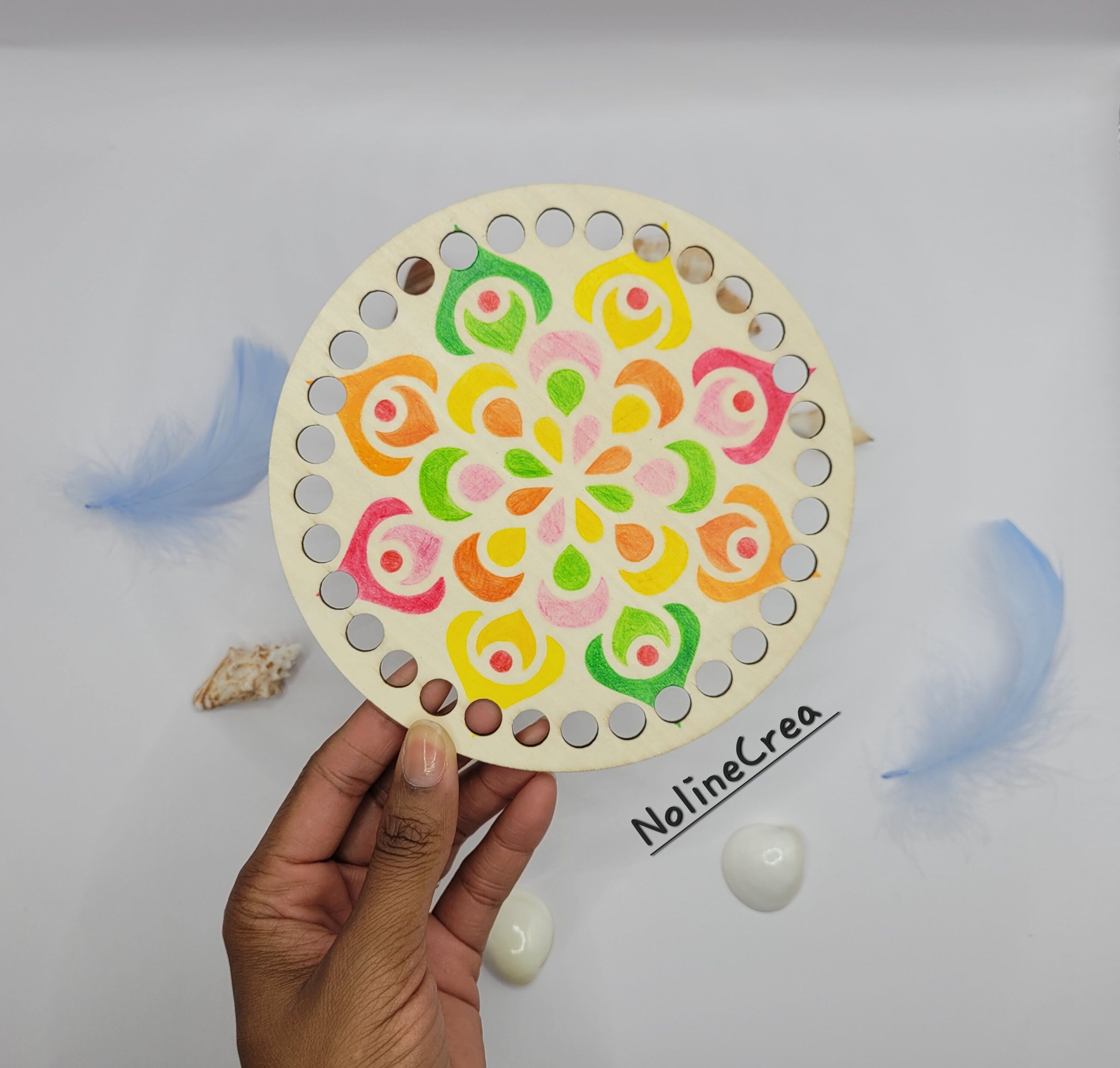base en bois 15 cm avec dessin mandala fait au crayon
