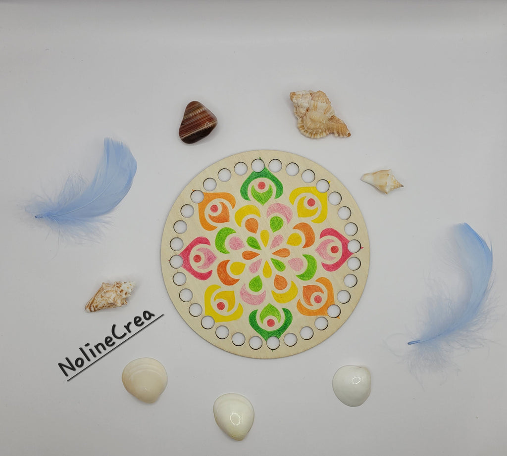 base en bois 15 cm avec dessin mandala fait au crayon