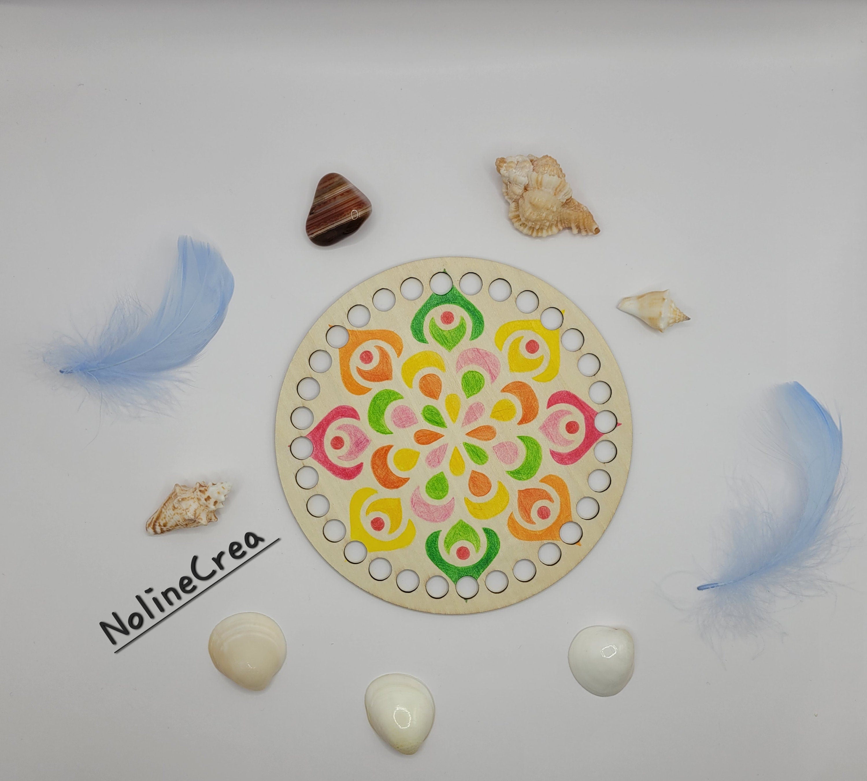 base en bois 15 cm avec dessin mandala fait au crayon