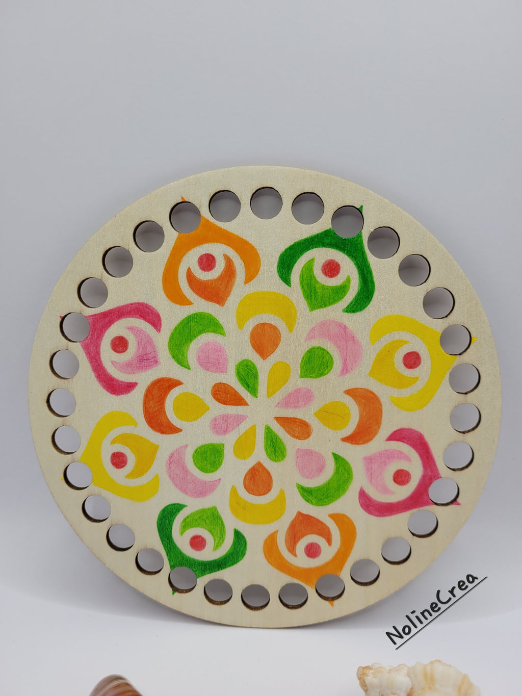 base en bois 15 cm avec dessin mandala fait au crayon
