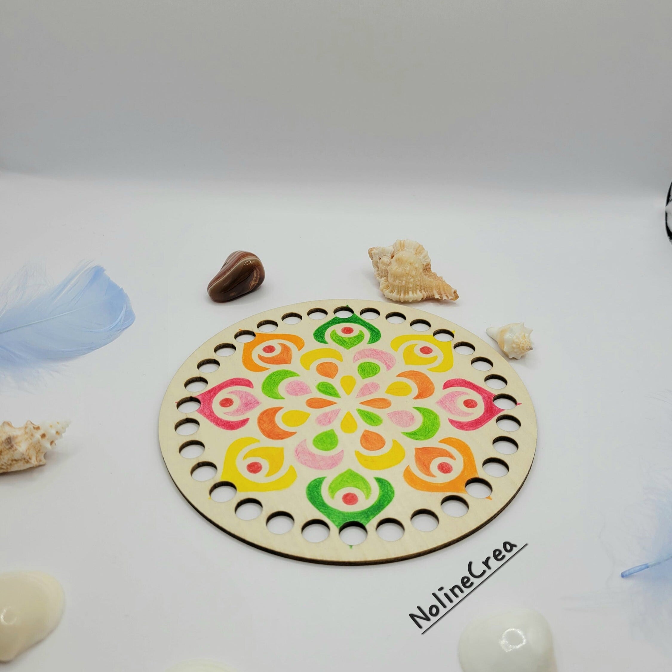 base en bois 15 cm avec dessin mandala fait au crayon